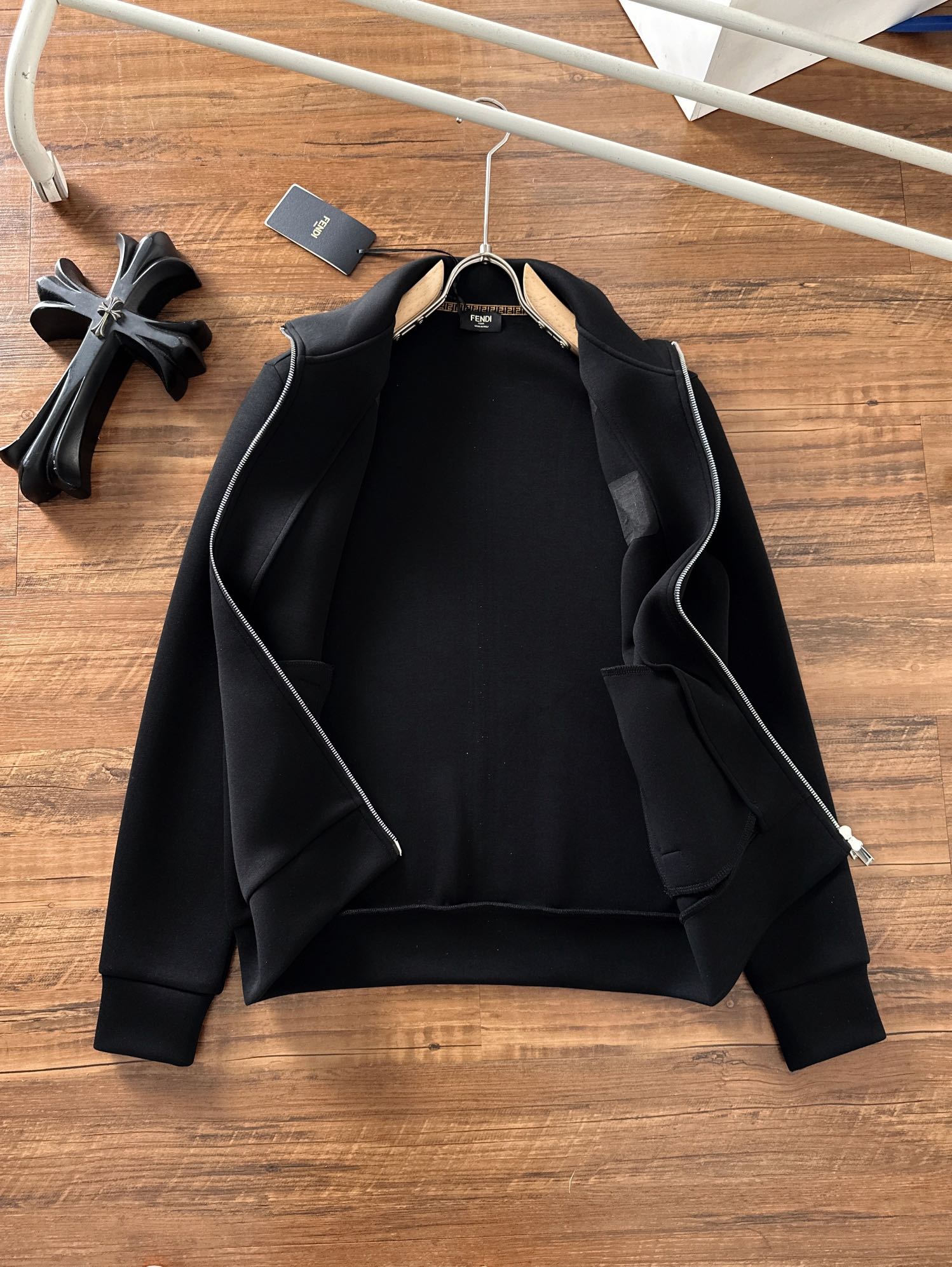 芬迪 2025秋冬新款专柜同款休闲套装，透气舒适休闲！高级感满满！细节精致高档，做工无可挑剔！原版高端面