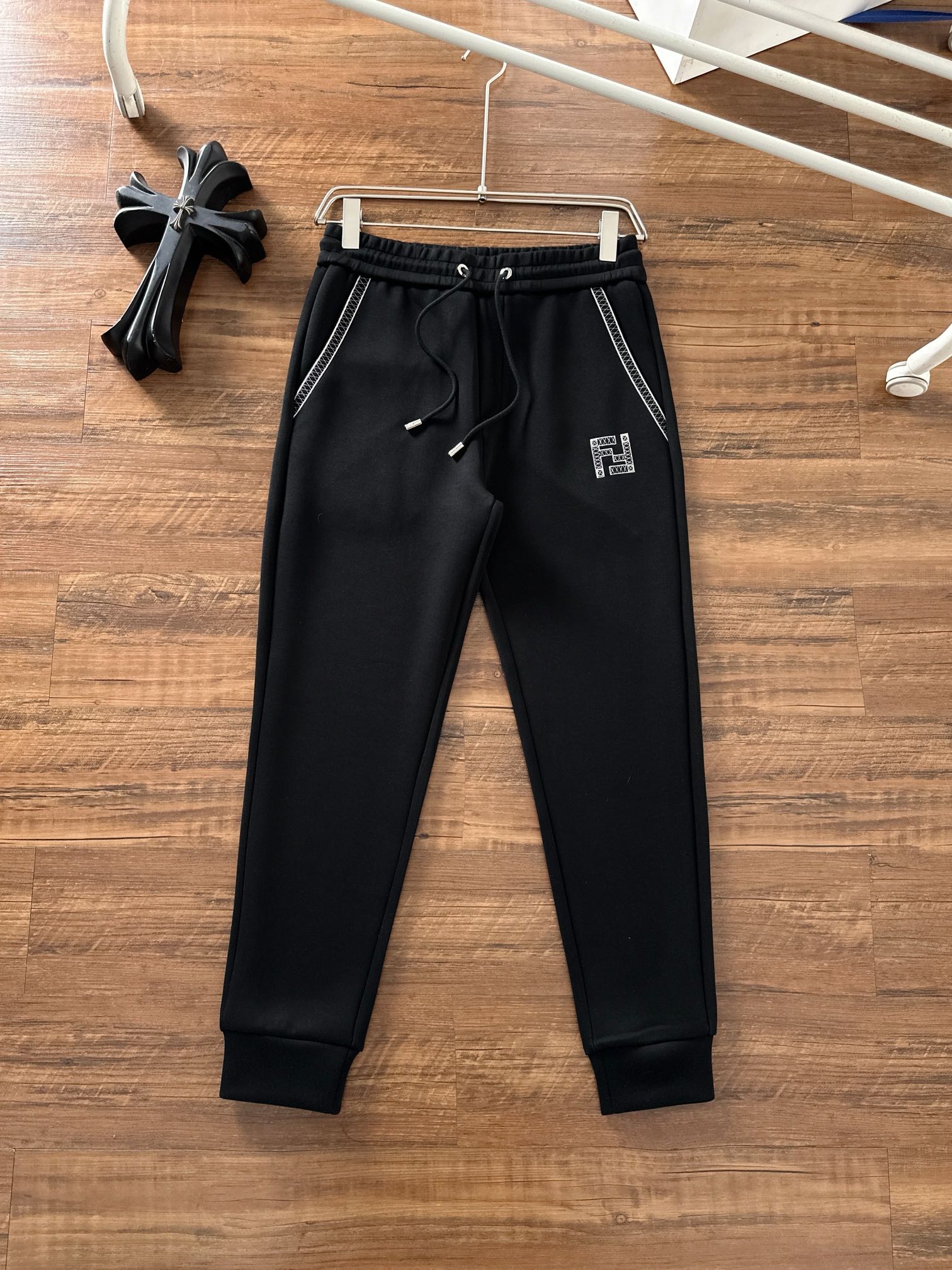 芬迪 2025秋冬新款专柜同款休闲套装，透气舒适休闲！高级感满满！细节精致高档，做工无可挑剔！原版高端面