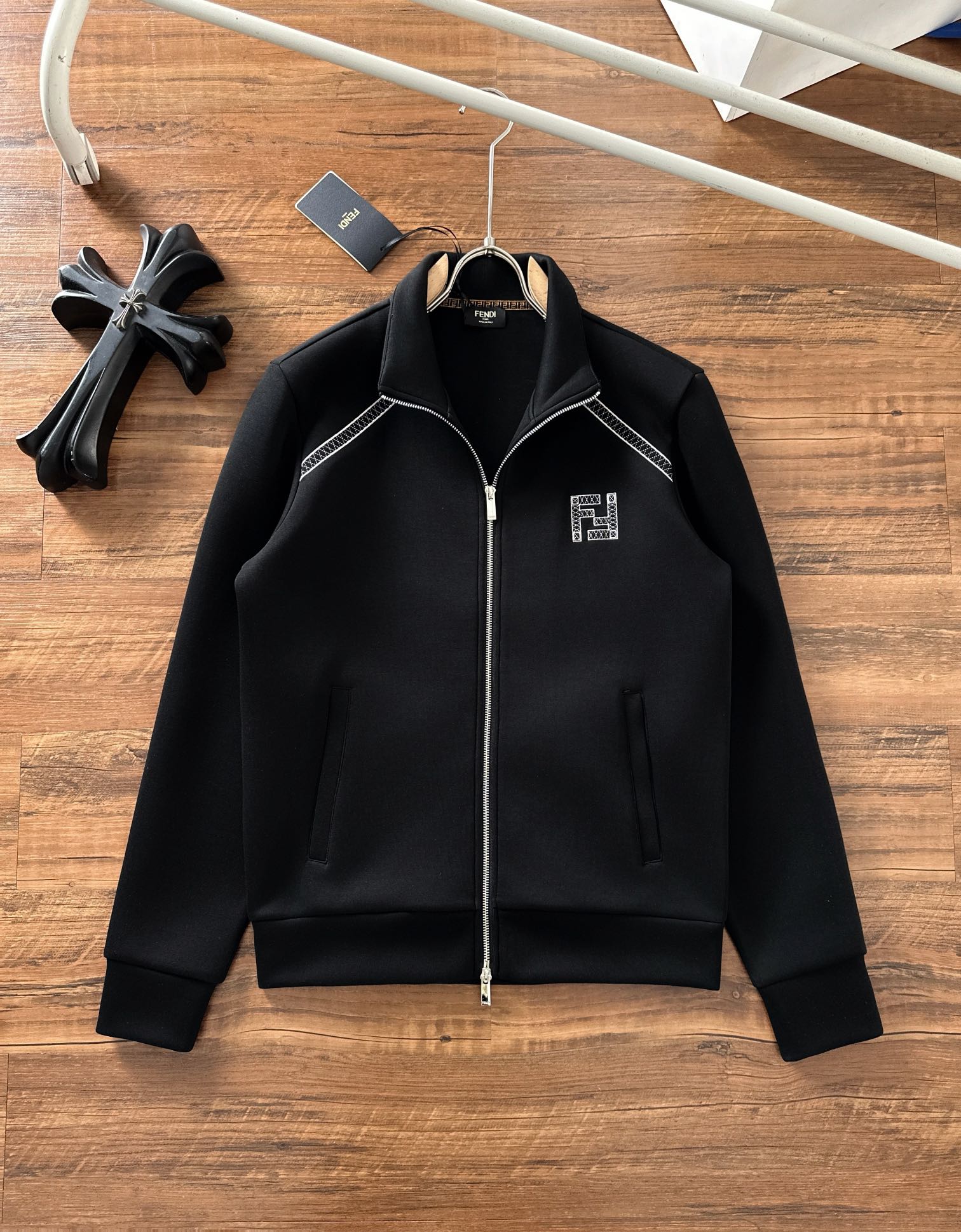 芬迪 2025秋冬新款专柜同款休闲套装，透气舒适休闲！高级感满满！细节精致高档，做工无可挑剔！原版高端面