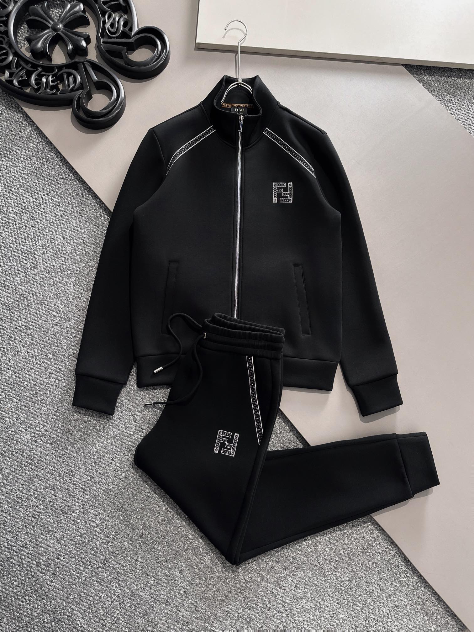   芬迪 秋冬新款时尚休闲套装 品牌经典LOGO ，舒适度极好，手触感强烈。辨识度极高 定制进口面料 色