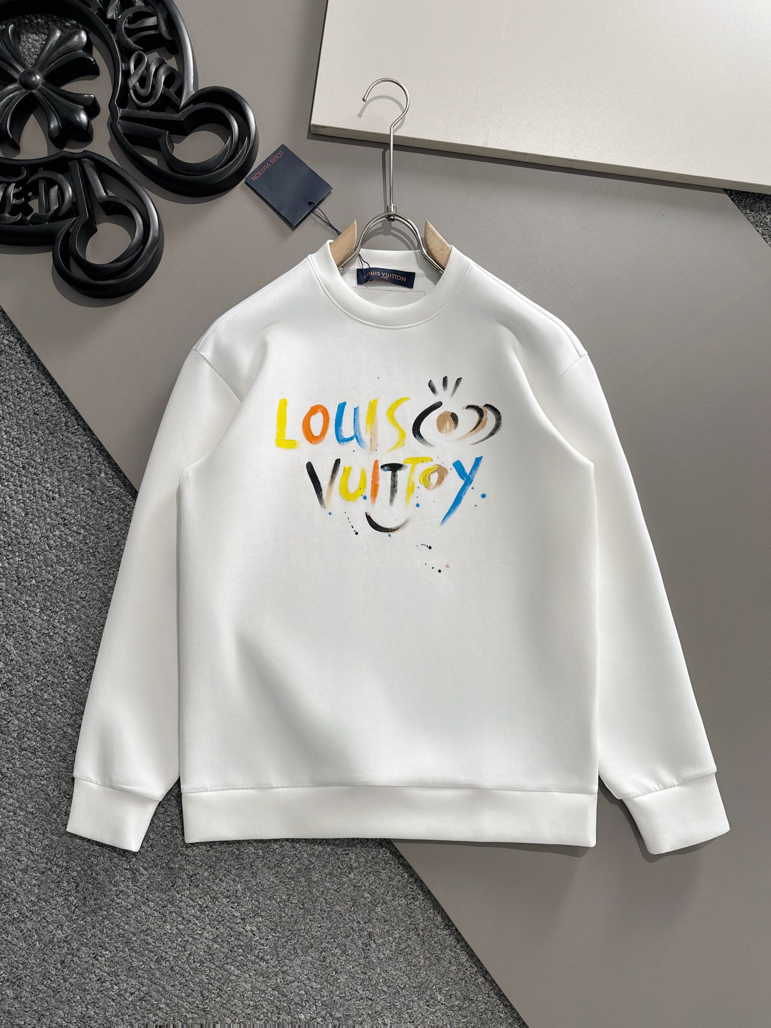   LV 最新款涂鸦卫衣，独家发售！原版复刻，独家设计，超强工艺！极其奢华！版型超赞！🌟
尺码 S-XL