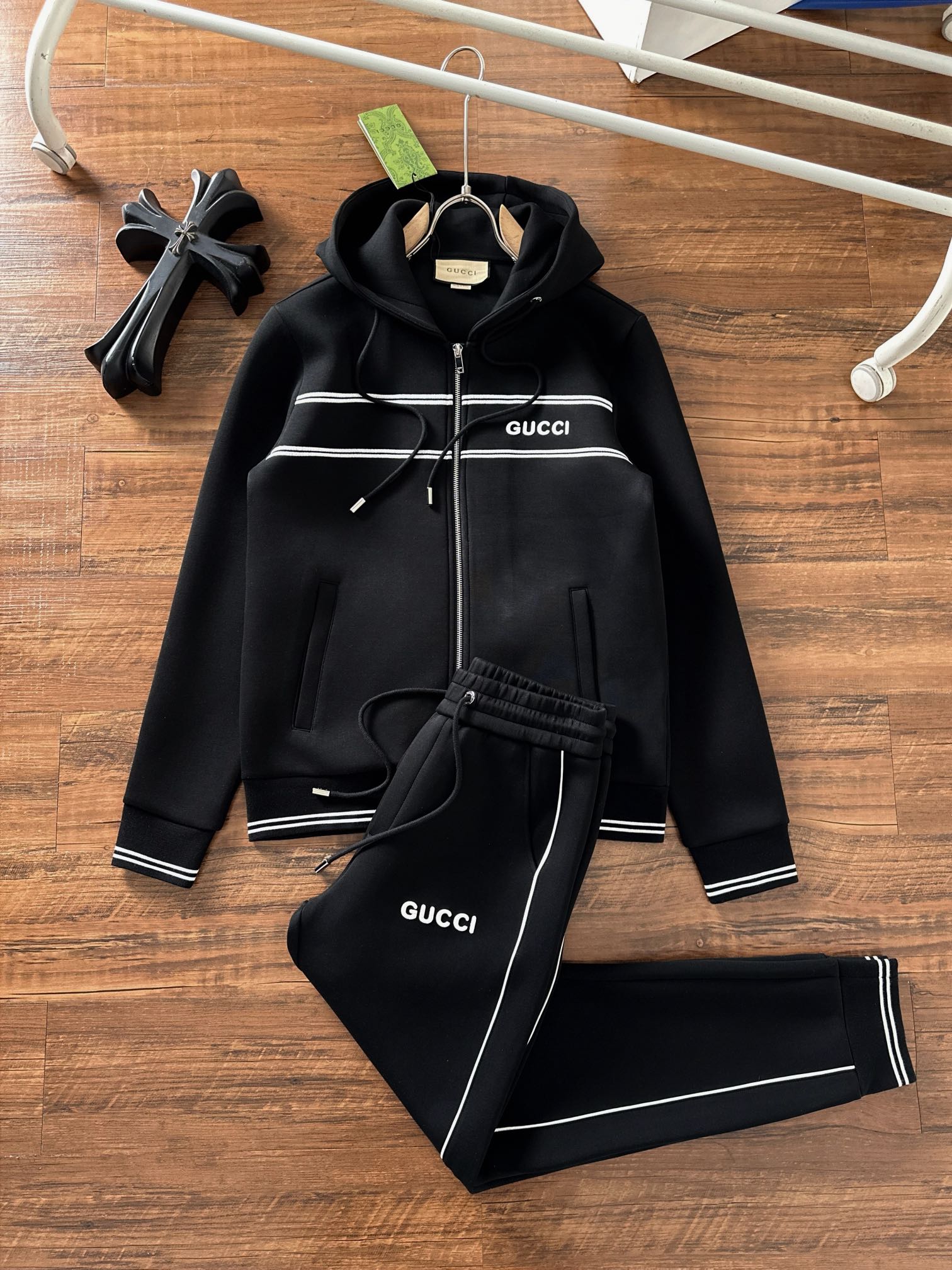 NO:644174,Gucci 2025 autumn and winter new counter casual suit, breathable, comfortable and casual!  Full of high-end feel!  The details are exquisite and high-end, and the workmanship is impeccable!  The original high-end fabric is very high-end!  The fabric is crisp, anti-wrinkle and wear-resistant, warm, neat and stylish. Everyone must buy a set this autumn and winter. They must look cool and cool when wearing it. This is a particularly recommended model from our store!  M-3XL,,alexander wang19860909古奇 2025秋冬新款专柜同款休闲套装,透气舒适休闲！高级感满满！细节精致高档,做工无可挑剔！原版高端面料很显高级！面料挺括抗皱耐磨,保暖利落有型 这个秋冬每人必须入手一套 穿上必须是醉帅气的 咋们家特别推荐款！M-3XL,,alexander wang,Men's clothing