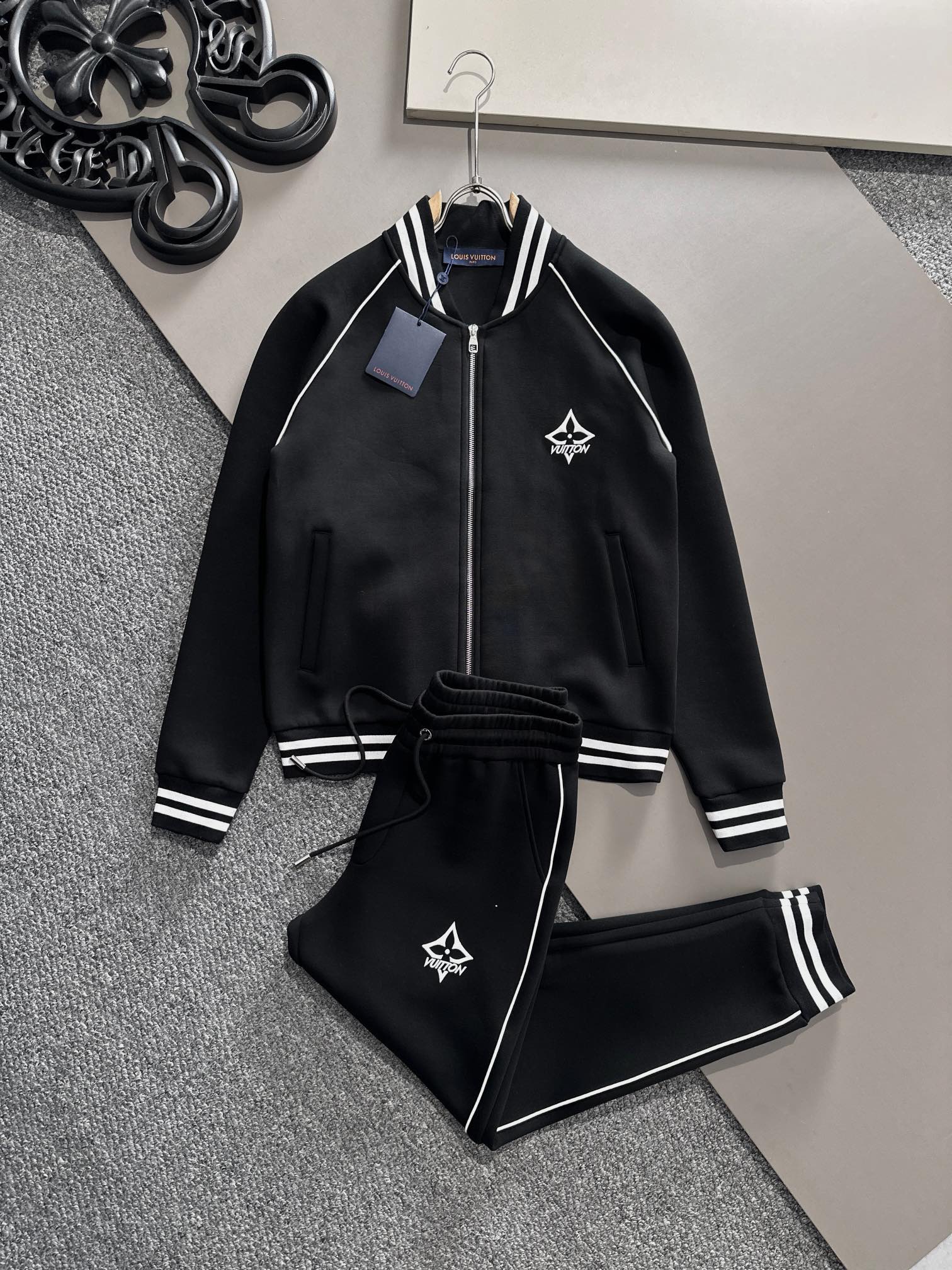   LV 秋冬新款时尚休闲套装 品牌经典LOGO ，舒适度极好，手触感强烈。辨识度极高 定制进口面料 色