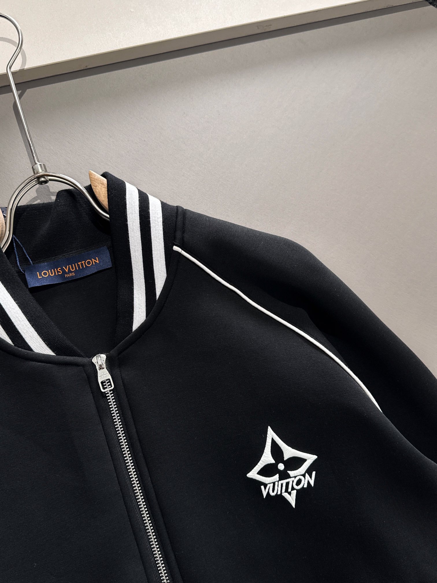   LV 秋冬新款时尚休闲套装 品牌经典LOGO ，舒适度极好，手触感强烈。辨识度极高 定制进口面料 色