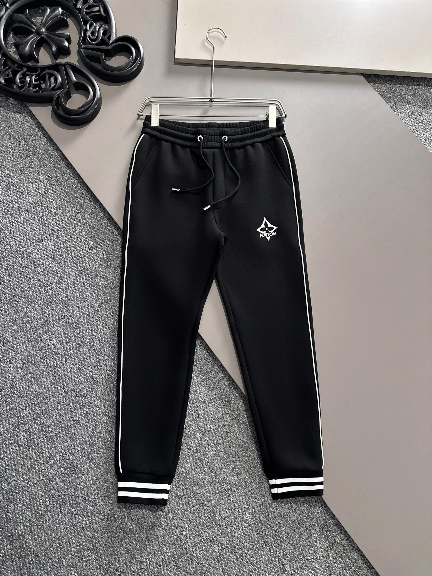   LV 秋冬新款时尚休闲套装 品牌经典LOGO ，舒适度极好，手触感强烈。辨识度极高 定制进口面料 色