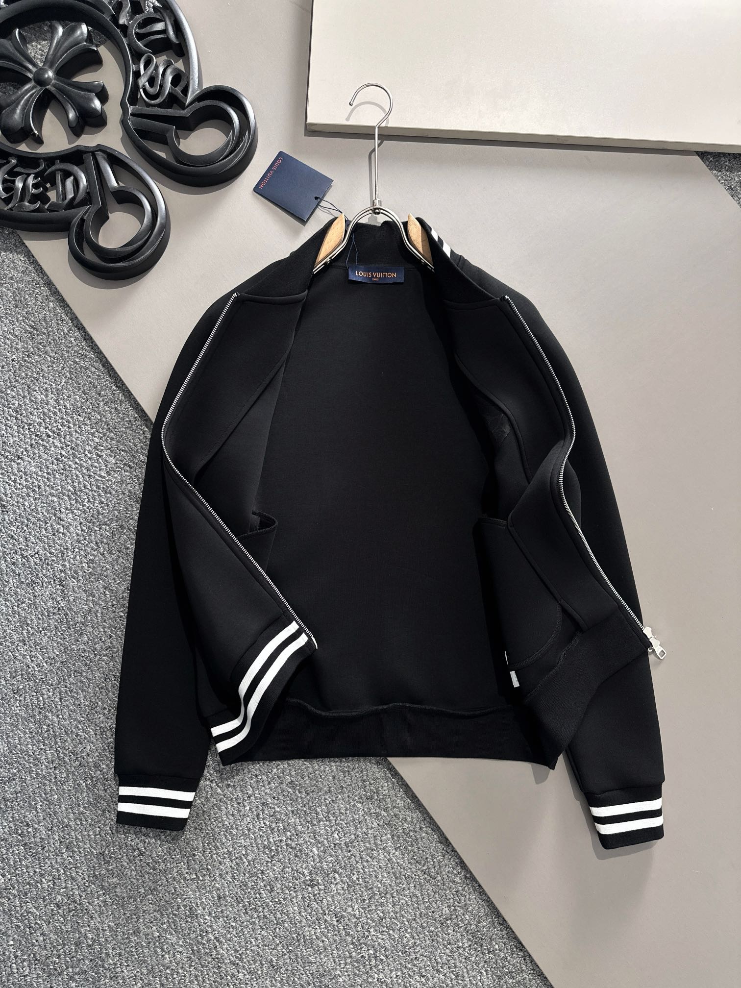   LV 秋冬新款时尚休闲套装 品牌经典LOGO ，舒适度极好，手触感强烈。辨识度极高 定制进口面料 色