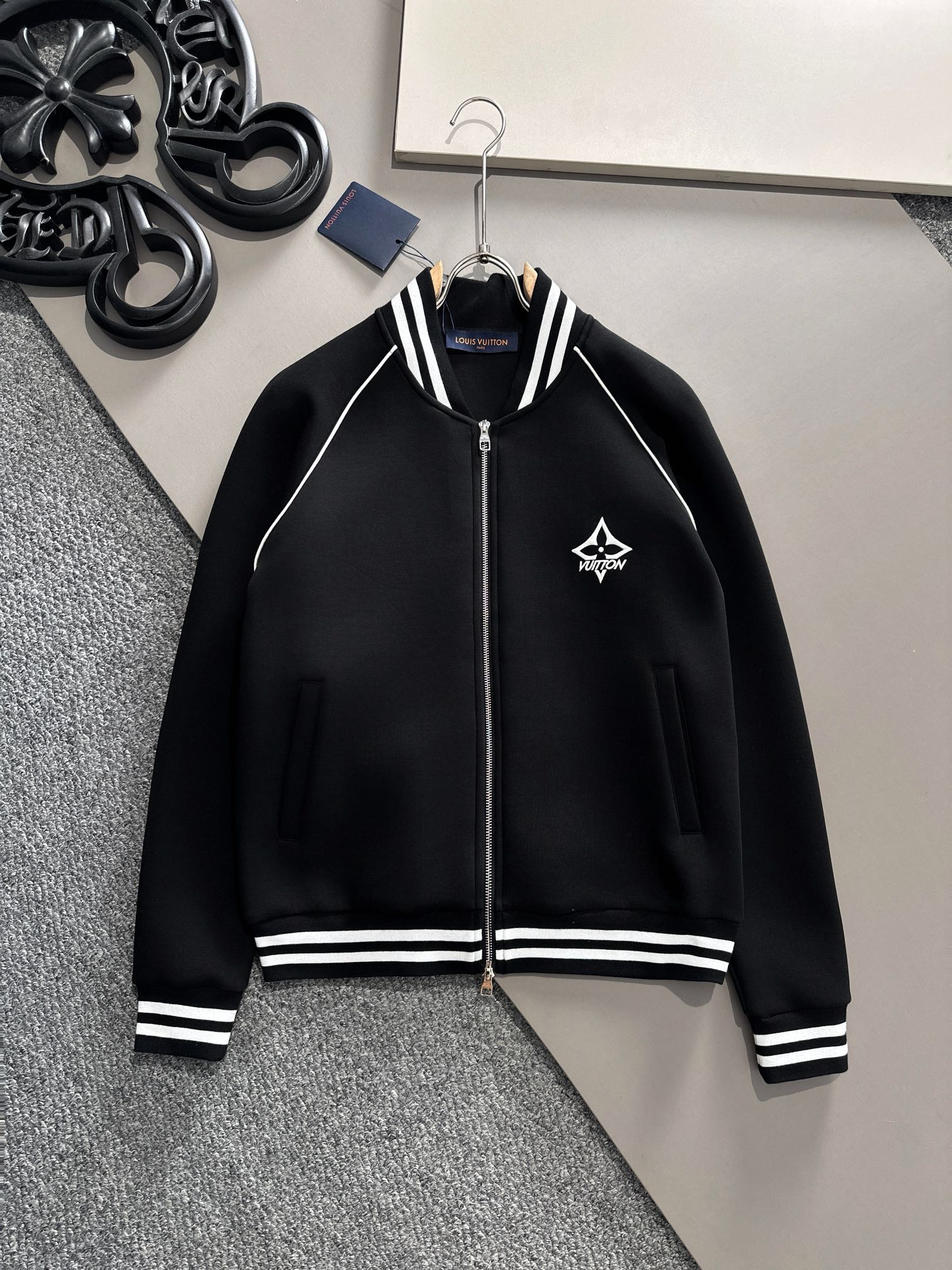  LV 秋冬新款时尚休闲套装 品牌经典LOGO ，舒适度极好，手触感强烈。辨识度极高 定制进口面料 色