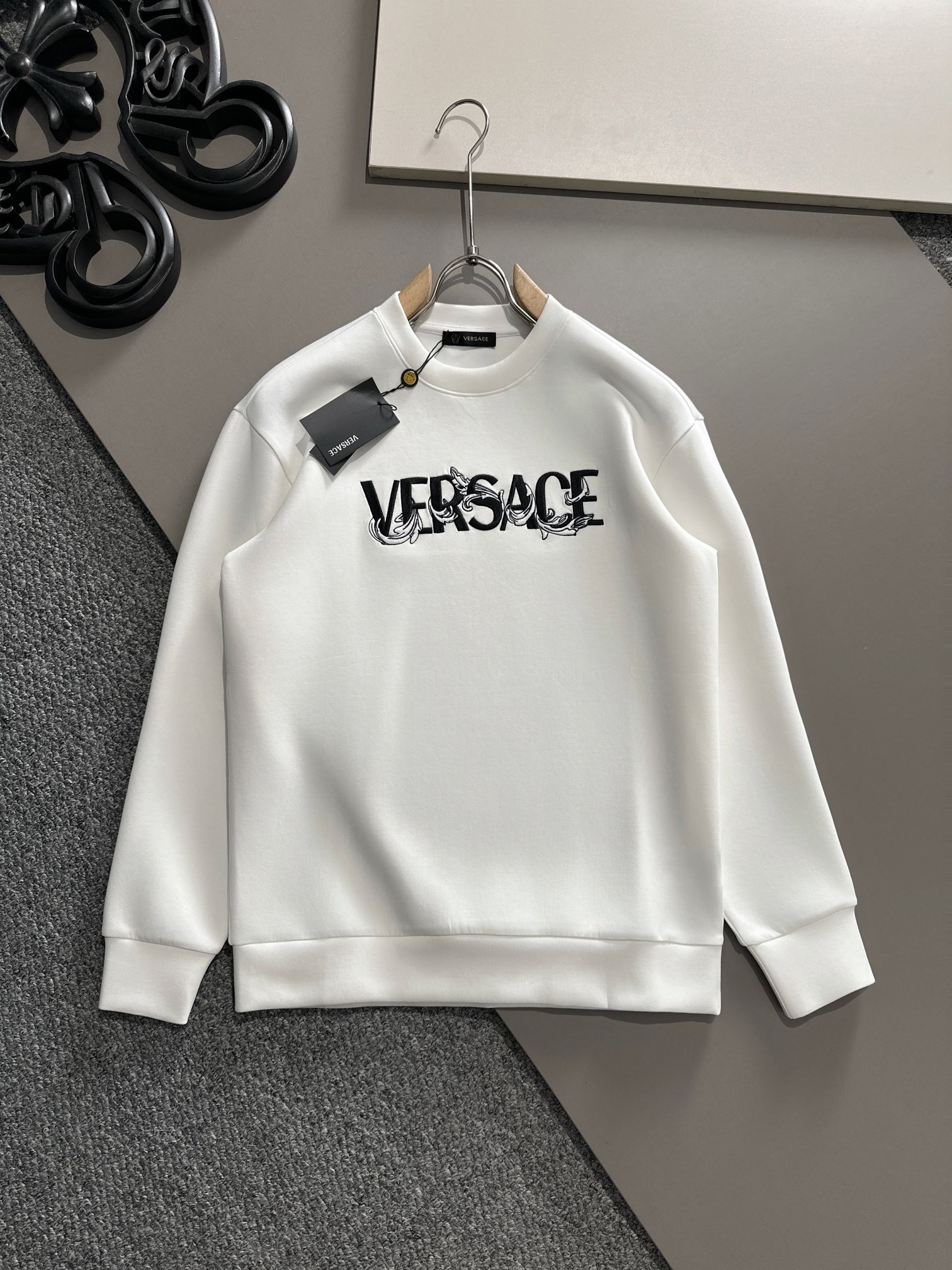 NO:509461,Versace's latest 2025 space cotton sweatshirt, exclusively available!  Original reproduction, exclusive design, super craftsmanship!  Extremely luxurious!  Excellent style!  Size S-XL, versace, hoodie, sweatshirts, alexander wang19860909范思哲 2025最新款太空棉卫衣,独家发售！原版复刻,独家设计,超强工艺！极其奢华！版型超赞！ 尺码 S-XL,,versace,hoodie,sweatshirts,alexander wang,Men's clothing