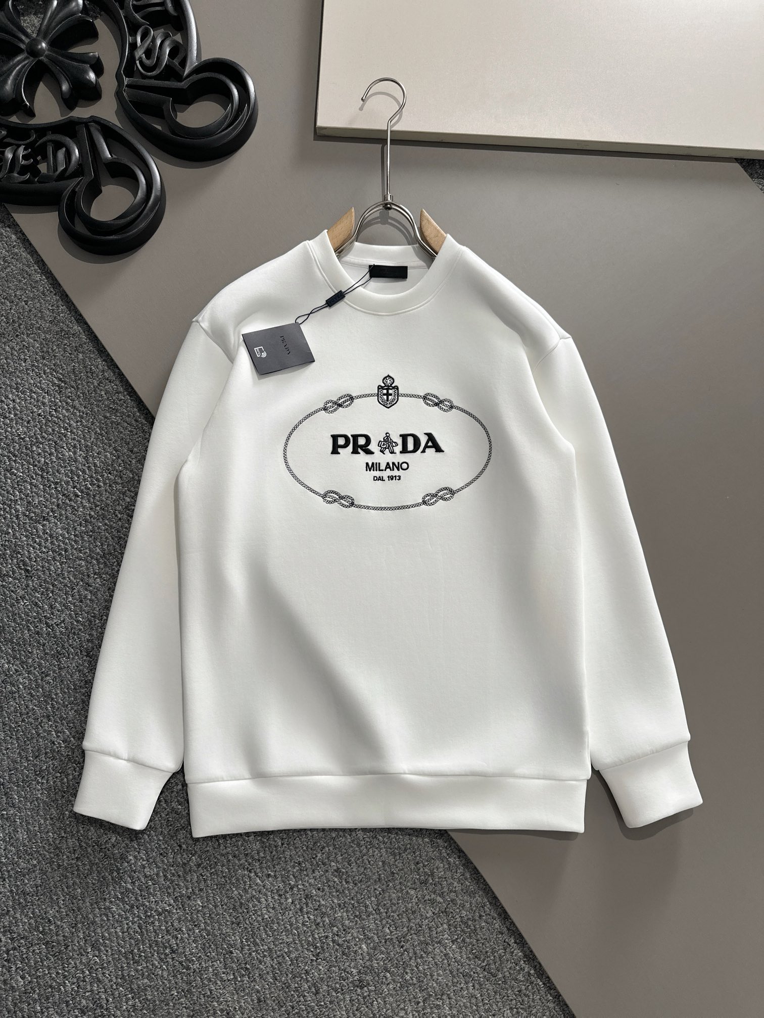NO:509462,Prada's latest 2025 space cotton sweatshirt, exclusively available!  Original reproduction, exclusive design, super craftsmanship!  Extremely luxurious!  Excellent style!  Size S-XL, prada, hoodie, sweatshirts, alexander wang19860909普拉达 2025最新款太空棉卫衣,独家发售！原版复刻,独家设计,超强工艺！极其奢华！版型超赞！ 尺码 S-XL,,prada,hoodie,sweatshirts,alexander wang,Men's clothing