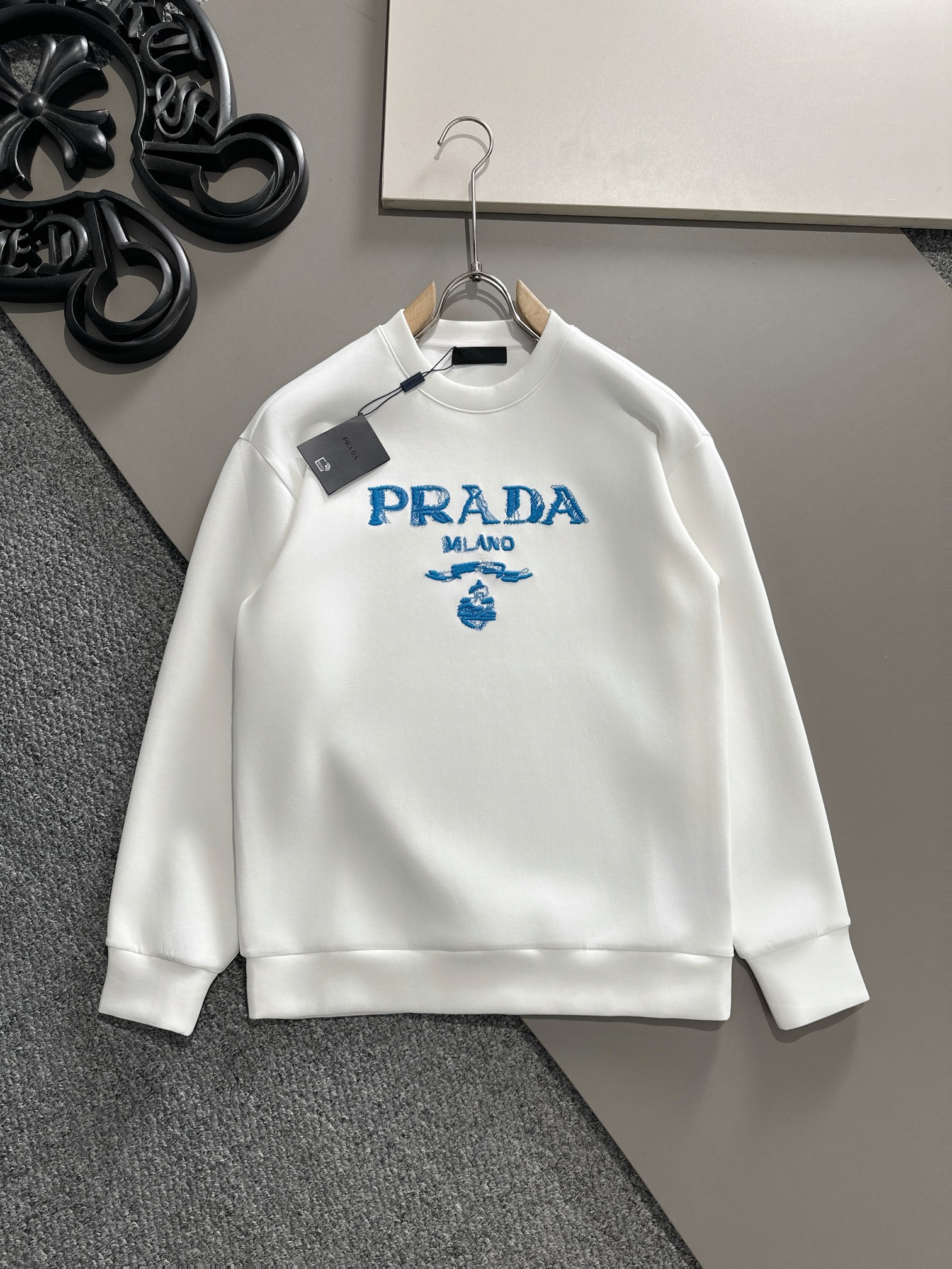 NO:509470,Prada's latest 2025 space cotton sweatshirt, exclusively available!  Original reproduction, exclusive design, super craftsmanship!  Extremely luxurious!  Excellent style!  Size S-XL, prada, hoodie, sweatshirts, alexander wang19860909普拉达 2025最新款太空棉卫衣,独家发售！原版复刻,独家设计,超强工艺！极其奢华！版型超赞！ 尺码 S-XL,,prada,hoodie,sweatshirts,alexander wang,Men's clothing