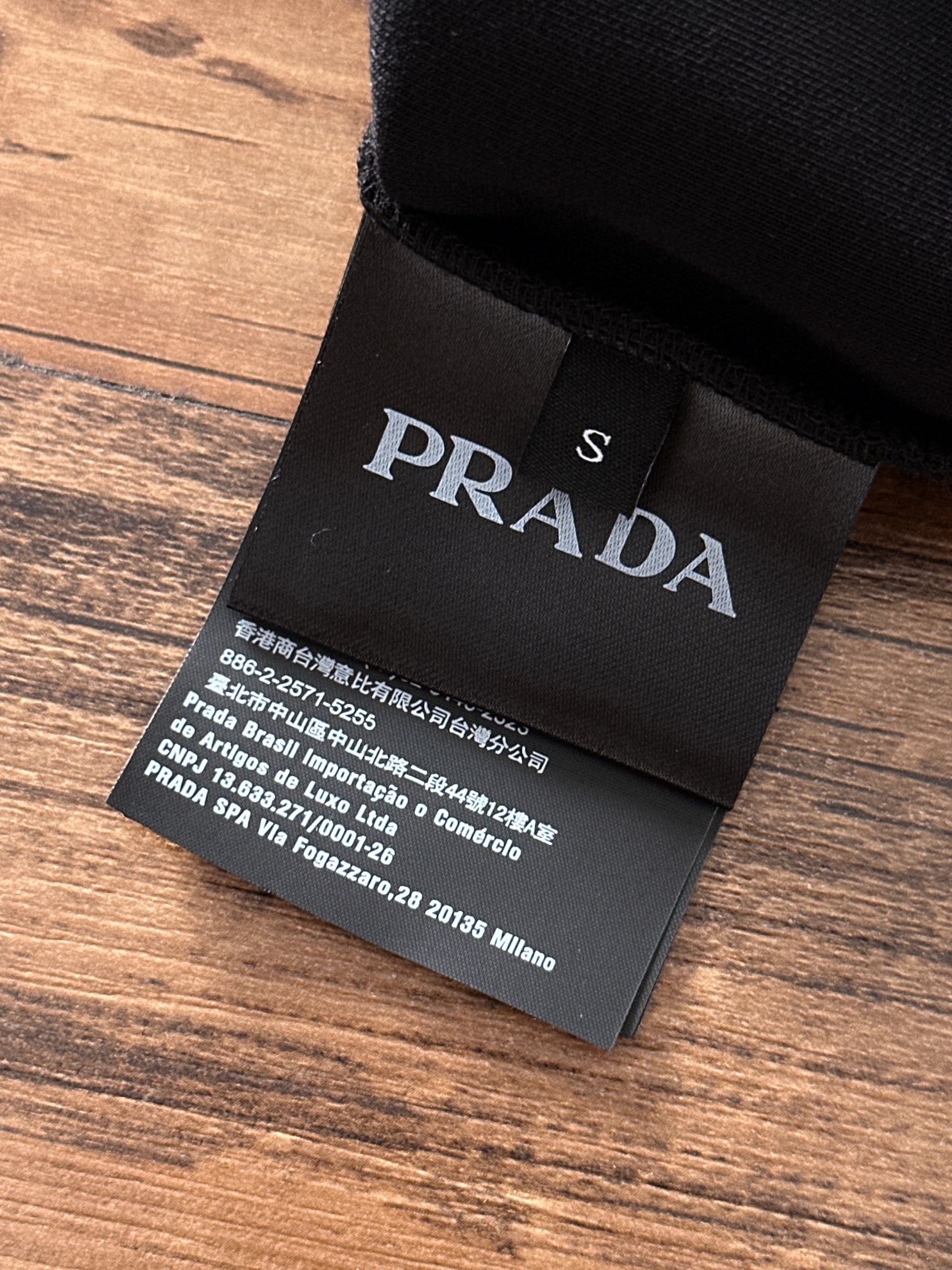  普拉达 2025最新款太空棉卫衣，独家发售！原版复刻，独家设计，超强工艺！极其奢华！版型超赞！🌟
尺码