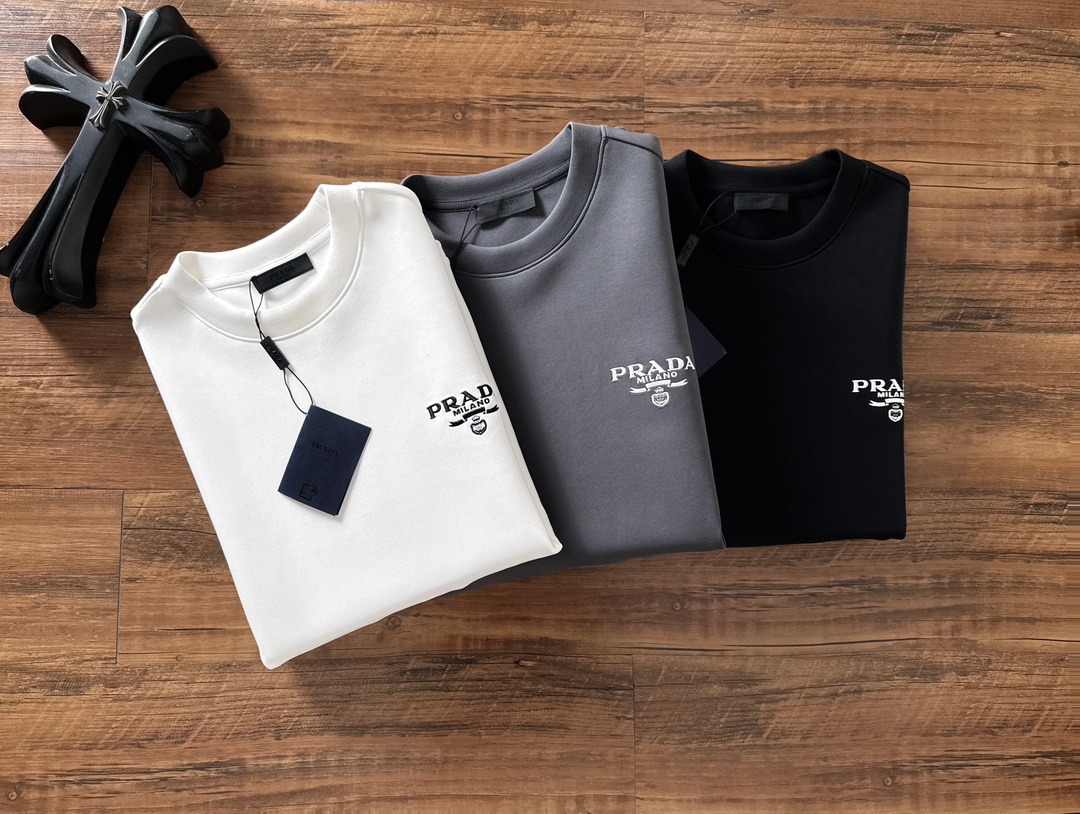  普拉达 2025最新款太空棉卫衣，独家发售！原版复刻，独家设计，超强工艺！极其奢华！版型超赞！🌟
尺码