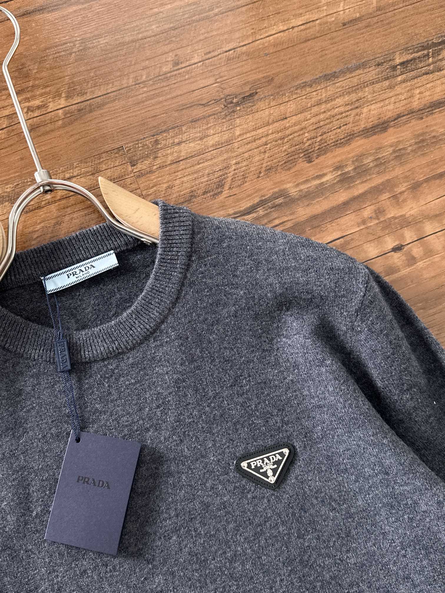 Prada 普拉达3标齐全 精美徽圆领毛衣精品羊毛混纺毛衫 男女款高端定制臻品系列 隶属品牌高端主线 专