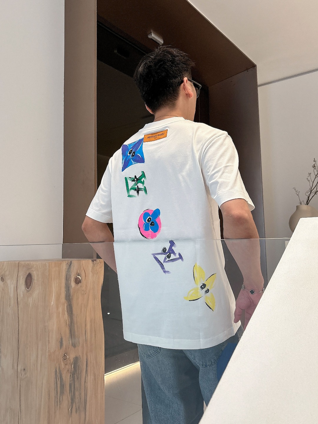  LV 2025ss春夏新款棉质圆领短袖T恤 胸前手绘涂鸦工艺 顶级丝光棉面料定制 标准版型 黑 白 两