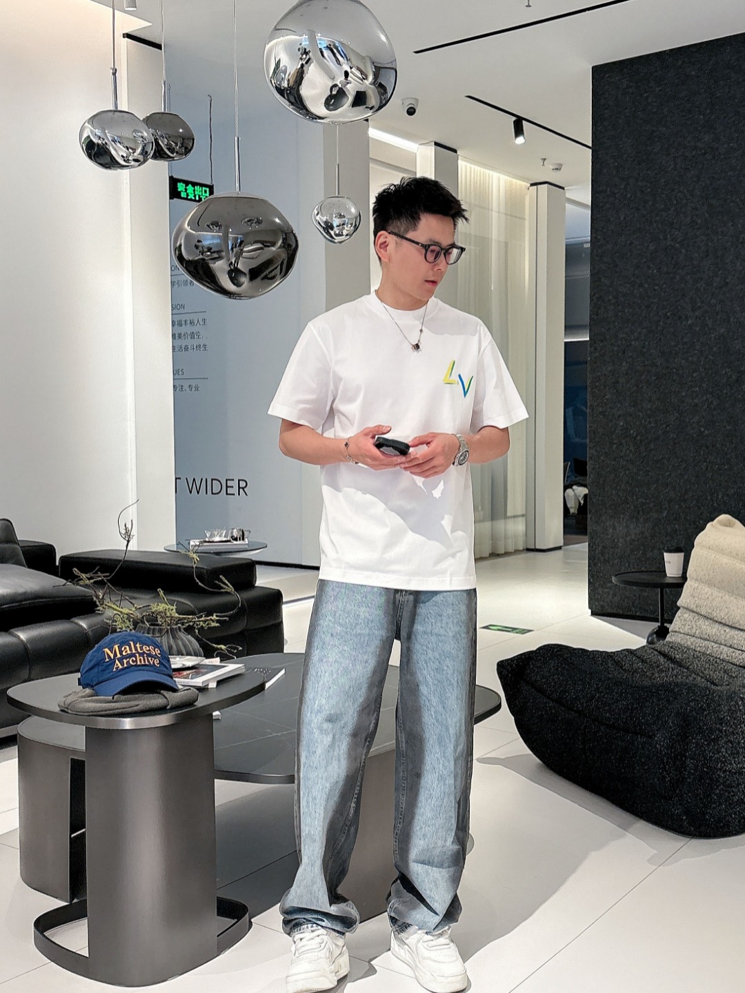  LV 2025ss春夏新款棉质圆领短袖T恤 胸前手绘涂鸦工艺 顶级丝光棉面料定制 标准版型 黑 白 两