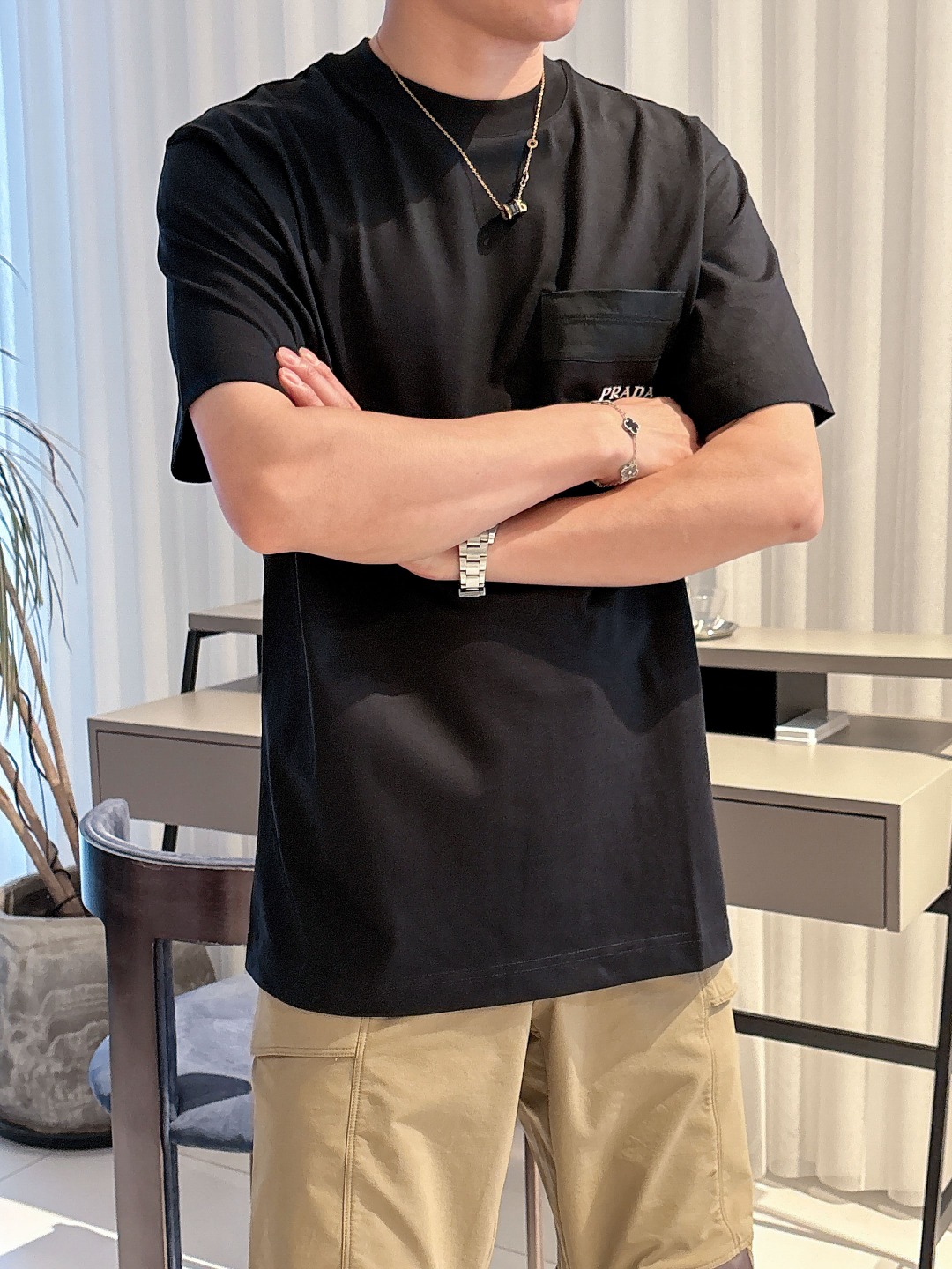  普拉达 2025早春 最新款短袖T恤，原标 定制面料，手感柔软，穿着舒适，做工精细.上身效果无敌帅气，
