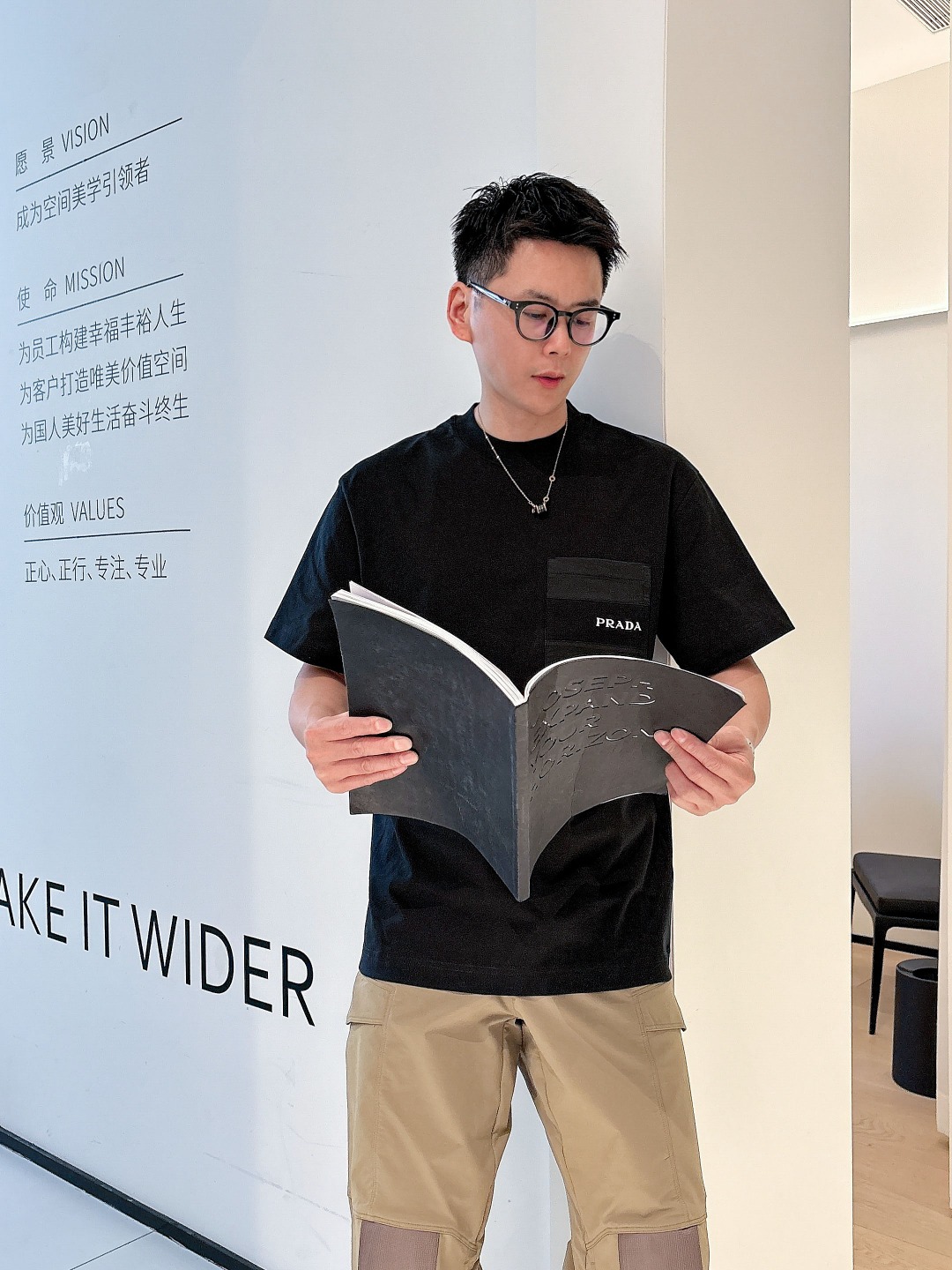  普拉达 2025早春 最新款短袖T恤，原标 定制面料，手感柔软，穿着舒适，做工精细.上身效果无敌帅气，