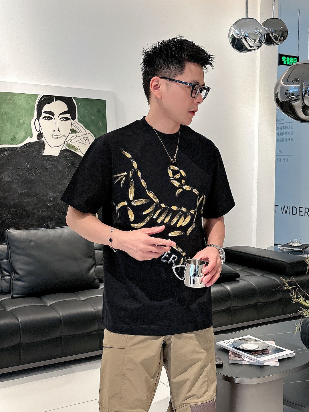  始祖鸟 2025ss春夏新款棉质圆领短袖T恤 胸前手绘涂鸦工艺 顶级丝光棉面料定制 标准版型
黑 白 
