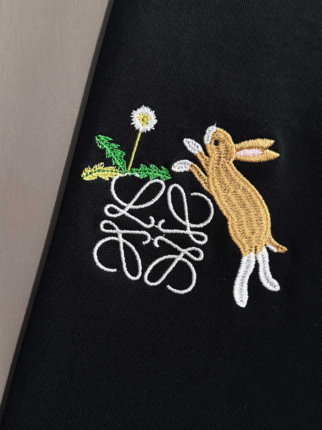 
🌟🌟 Loewe x Suna Fujita 兔子短袖实拍大公开】
Loewe携手插画大师Suna F