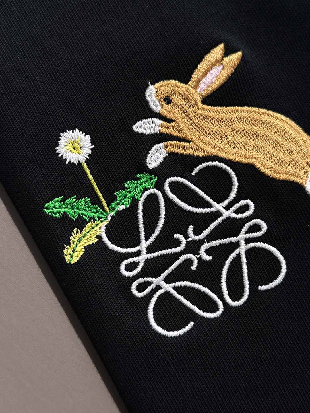 
🌟🌟 Loewe x Suna Fujita 兔子短袖实拍大公开】
Loewe携手插画大师Suna F