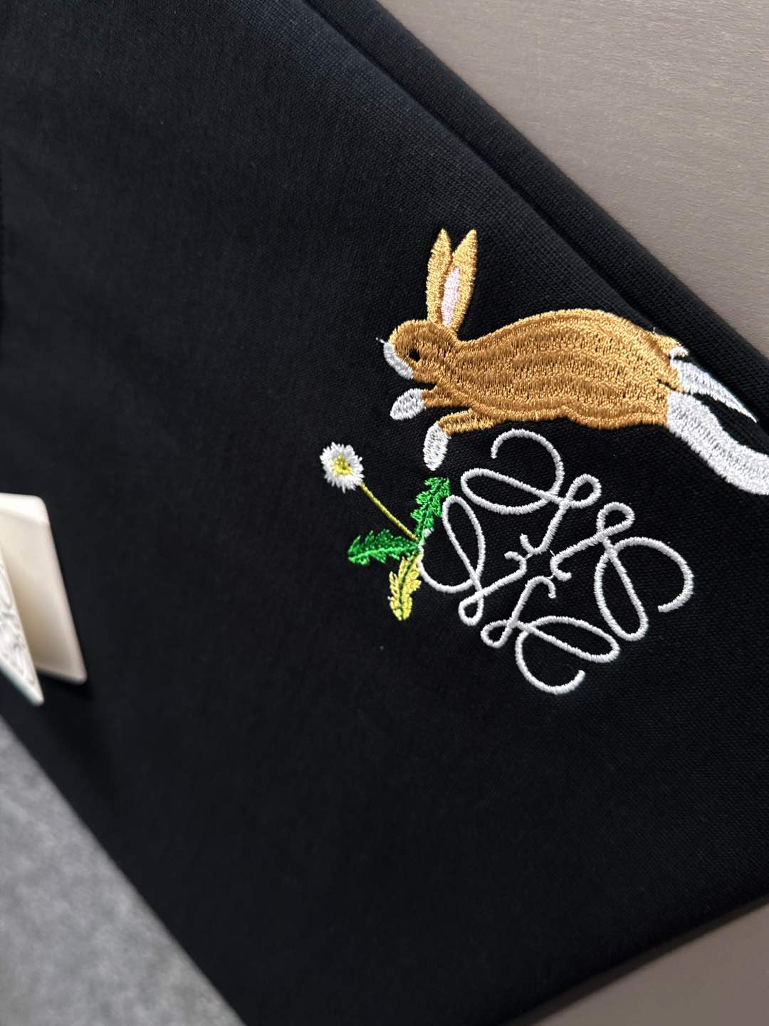 
🌟🌟 Loewe x Suna Fujita 兔子短袖实拍大公开】
Loewe携手插画大师Suna F