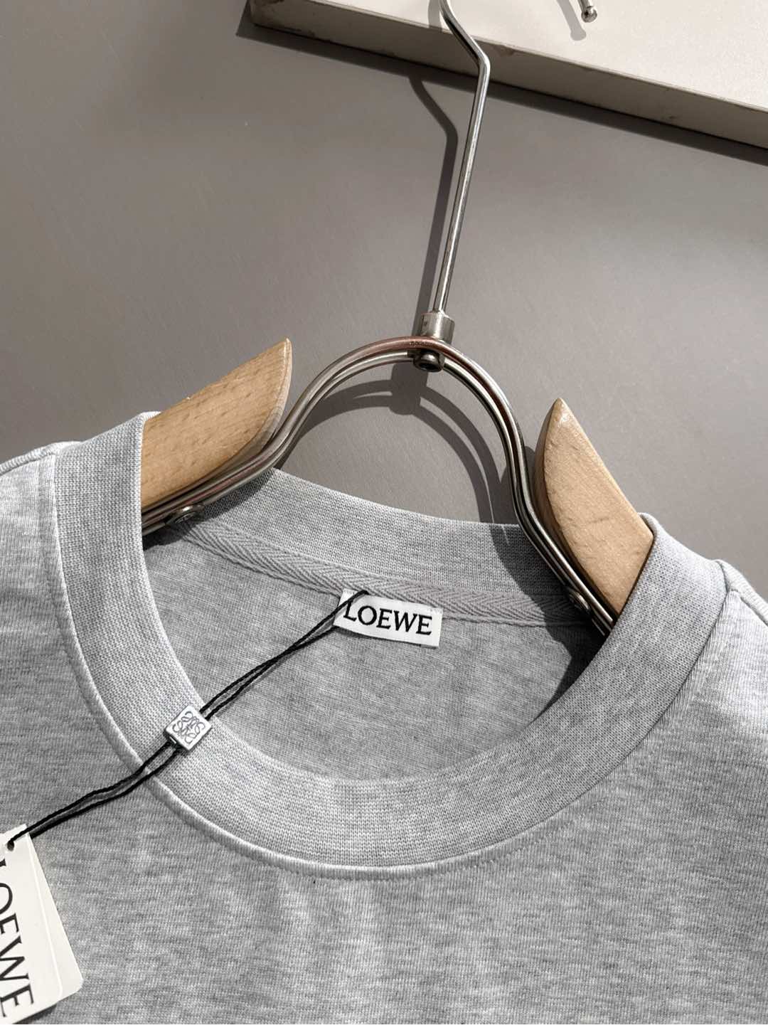
🌟🌟 Loewe x Suna Fujita 兔子短袖实拍大公开】
Loewe携手插画大师Suna F