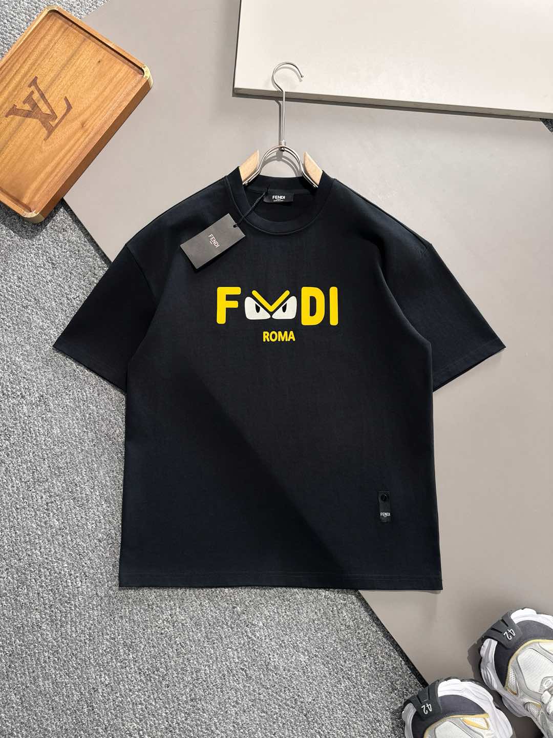 NO:117376,Fendi new style, classic unchanged... FD short-sleeved design is the simplest design, the most durable style, it is only updated and improved in printing color matching. The three-dimensional feeling of FD letters is stronger and the colors are more perfect. Export level, various certifications and various environmental assessments!  Italian buyer orders, complete configuration, and anti-counterfeiting code. It is a must-have for old customers, and you can buy both colors!  Size S-XL OS version Recommended to place an order for height and weight. The same style for men and women. Recommended two colors. Black, white, fendi, fendi, T-shirt, alexander wang19860909Fendi 芬迪 新款,经典不变....FD短袖 还是最最简单啊设计, 最耐穿的款式,只是在印刷配色上进行更新和改进,FD字母的立体感更强 颜色更完美.出口级别,各种认证 各种环保评定！ 意大利买手店订单,配置全齐,还有防伪码.老客必收 ,两色都可入手！ 尺码S-XL OS版 下单建议报身高体重 男女同款 两色推荐 黑色 白色,,fendi,fendi,T-shirt,alexander wang,Men's clothing