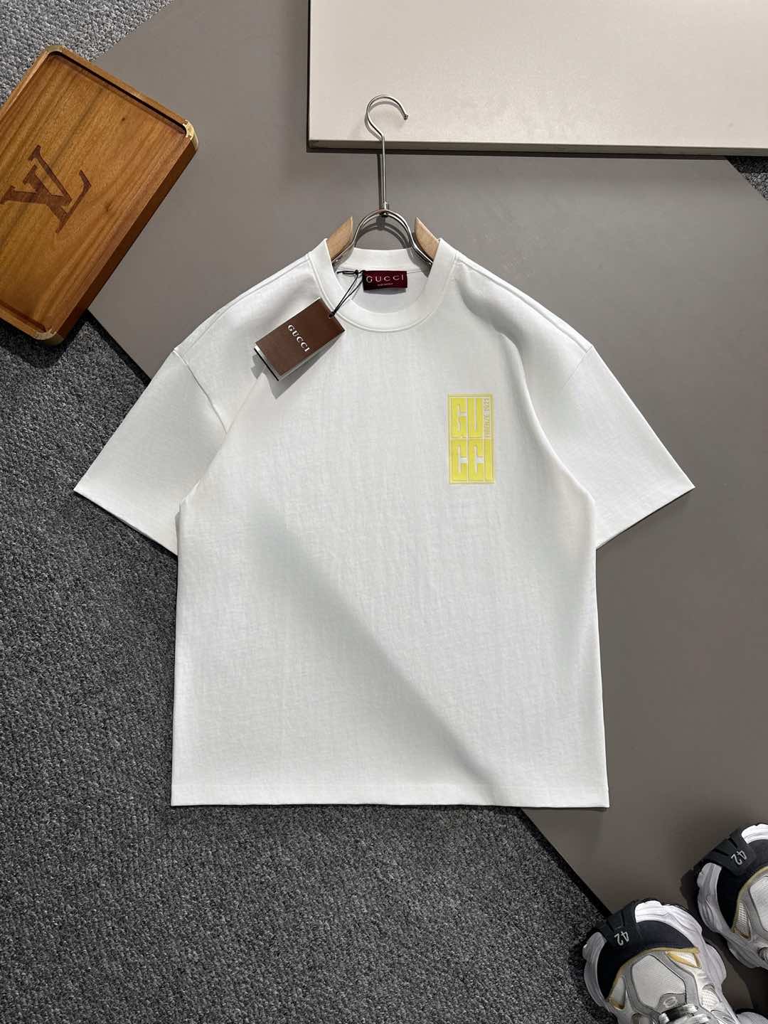 NO:117373,GU~Double G·Logo Color Printed Men's Silhouette Edition Short-sleeved T-shirt 2025 Spring and Summer Series Customer-supply customized weaving and dyeing ~High-branched yarn cotton The texture is soft and delicate, and it has a more slim and shiny than ordinary cotton materials. Simple and beautiful... No complex and fancy elements, no age limit, can be easily controlled. The smooth lines outline the perfect three-dimensional silhouette, visually skinny and stylish, simple and casual...Double G·Logo logo color offset printing decoration on the chest demonstrates its extraordinary temperament and elegant charm. Simple but low-key luxury. The fashionable round neck design is simple and extraordinary, the car line is flat, the craftsmanship is exquisite, and the upper body is stylish, which adds elegant temperament to your outfit and adds the charm of your daily life Size S-xl OS version It is recommended to place an order to report height and weight. The same style for men and women. Two colors recommended  Black and white, T-shirt,tees,t-shirt,alexander wang19860909GU~双G·Logo彩印男士廓版短袖T恤 2025春夏系列 客供定制订织定染～高支细纱棉质 质地柔软、手感细腻,比普通的棉料更加有筋骨,有光泽感. 简约至美…无复杂花哨元素,无年龄界限都可轻松驾驭.流畅的线条勾勒完美立体廓形,视觉上骨感有型,简约随性… 胸前双G·Logo徽标彩色胶印装饰,彰显其不凡气质及优雅魅力.简约却有着低调的奢华感.时尚圆领设计精简不凡,车线平整、工艺精湛、上身有型,为你穿搭增添高雅气质,增添你日常生活的魅力色彩 尺码 S-xl OS版 下单建议报身高体重 男女同款 两色推荐 黑色、白色,,T-shirt,tees，t-shirt,alexander wang,Men's clothing