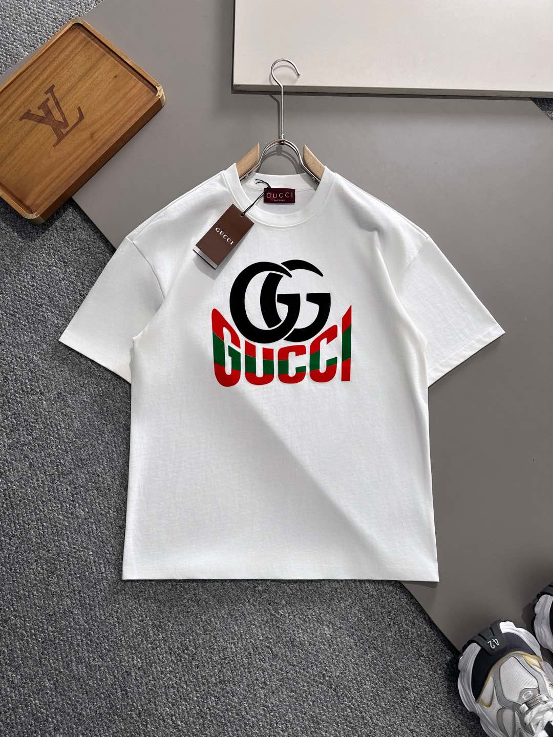 NO:126417,GU~Double G·Logo Color Printed Men's Silhouette Edition Short-sleeved T-shirt Spring and Summer Series Customer-supply Customized Weaving and Dyeing ~High-branched Striped Cotton Texture is soft and delicate, and has a more slim and shiny than ordinary cotton materials. Simple and beautiful... No complex and fancy elements, no age limit, can be easily controlled. The smooth lines outline the perfect three-dimensional silhouette, visually skinny and stylish, simple and casual...Double G·Logo logo color offset printing decoration on the chest demonstrates its extraordinary temperament and elegant charm. Simple but low-key luxury. The fashionable round neck design is simple and extraordinary, the car line is flat, the craftsmanship is exquisite, and the upper body is stylish, which adds elegant temperament to your outfit and adds the charm of your daily life Size S-xl OS version It is recommended to place an order for height and weight Men and women The same style Two colors recommended Black  White, T-shirt,tees,t-shirt,alexander wang19860909GU~双G·Logo彩印男士廓版短袖T恤 春夏系列 客供定制订织定染～高支细纱棉质 质地柔软、手感细腻,比普通的棉料更加有筋骨,有光泽感. 简约至美…无复杂花哨元素,无年龄界限都可轻松驾驭.流畅的线条勾勒完美立体廓形,视觉上骨感有型,简约随性… 胸前双G·Logo徽标彩色胶印装饰,彰显其不凡气质及优雅魅力.简约却有着低调的奢华感.时尚圆领设计精简不凡,车线平整、工艺精湛、上身有型,为你穿搭增添高雅气质,增添你日常生活的魅力色彩 尺码 S-xl OS版 下单建议报身高体重 男女同款 两色推荐 黑色 白色,,T-shirt,tees，t-shirt,alexander wang,Men's clothing