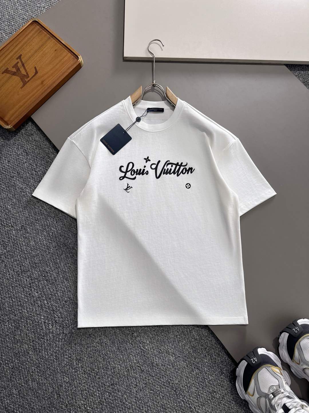 NO:126423,LouisVuitton Spring and Summer series front and rear logo decoration for men and women, cotton short-sleeved T-shirts for men and women!  Undoubted trendy harvester, full of BIGGER feel!  It is still the same high-value style as ever, giving the high street a brand new charm and top-level ready-to-wear!  Very suitable for spring and summer fashionable short Tee, it can meet all your outfit requirements. It is made of 320g plain cotton cloth with a soft and smooth touch, and it is excellent in skin-friendly and breathable!  The front of the garment is decorated with 1V logo and embellished. The new plastic craft logo is laminated with high-temperature silicone cushion. It is full and delicate and three-dimensional. The back is decorated with hot air balloon printing, which echoes the front and back, highlighting the brand design, and fully displays the exquisite details and interprets elegant and fashionable!  Loose style cuts, which are casual and fashionable without too much matching. Everyone can create their own unique dressing taste!  Men and women, two colors recommended, white and black Size S-XL OS version, recommended to place an order, louis vuitton,louis vuitton,t-shirt,tees,t-shirt,alexander wang19860909LouisVuitton 路易威登 春夏系列前后标识装饰男女同款棉质短袖T恤！毋庸置疑的潮流收割机, 满满的BIGGER感！ 还是一如既往的高颜值款式, 将高街赋予全新的魅力与的顶级成衣！非常适合春夏的时尚短Tee, 它可以满足你所有的穿搭要求, 甄选客供定织320g平纹棉布制作而成, 触感柔软滑腻, 着穿亲肤感与透气性都堪称绝佳！衣身前幅1V标识装饰缀饰, 全新滴塑胶质工艺标识采用高温硅胶垫层压烫, 饱满细腻立体感十足, 后幅采用热气球印花装饰, 前后相呼应, 凸显品牌设计, 尽展精致细节诠释优雅时尚！宽松版型剪裁, 不需要过多搭配就很有休闲时尚感, 每个人都能打造出属于自己的独特穿衣品味！ 男女同款 两色推荐 白色、黑色 尺码S-XL OS版 下单建议报身高体重,,louis vuitton,louis vuitton,T-shirt,tees，t-shirt,alexander wang,Men's clothing