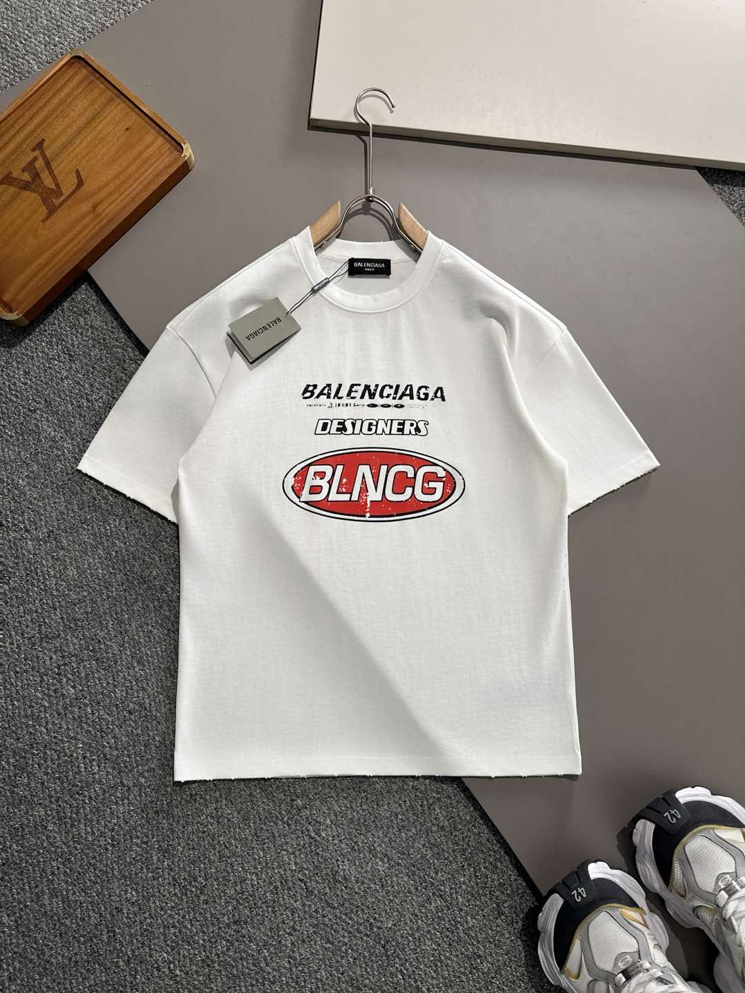 NO:126396,Balenciaga SS early spring new product, catwalk print cotton round neck short sleeve T-shirt, custom high-stack pure cotton fabric, front letter printed pattern, extremely recognizable. The upper body effect is explosive. The versatile item for thousands of years is true. The same style for men and women, full of details. Don’t hesitate, the versatile king of all seasons. The same style for men and women, two colors recommended. Size S-XL OS version. It is recommended to place an order. Balenciaga, T-shirt, tees, t-shirt, alexander wang19860909巴黎世家 SS早春新品 走秀款印花棉质圆领短袖 T恤,定制高支纯棉面料打造,前幅字母印花图案,辨识度极高.上身效果炸裂.万年百搭单品属实啦. 男女同款,细节元素满满. 不用犹豫啦, 四季的百搭王. 男女同款 两色推荐 尺码S-XL OS版 下单建议报身高体重,,balenciaga,T-shirt,tees，t-shirt,alexander wang,Men's clothing