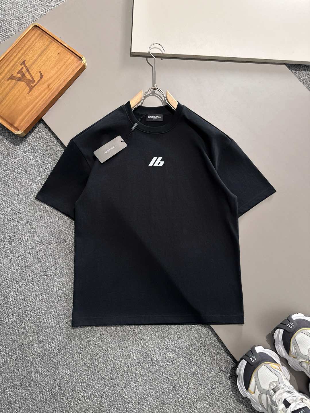 NO:126394,Balenciaga SS early spring new product, catwalk print cotton round neck short-sleeved T-shirt, custom high-stack pure cotton fabric, front letter printed pattern, extremely recognizable. The upper body effect is explosive. The versatile item for thousands of years is true. The same style for men and women, full of details. Don’t hesitate, the versatile king of all seasons. The same style for men and women, Size S-XL OS version. It is recommended to quote height and weight by placing an order, balenciaga, T-shirt,tees, t-shirt,alexander wang19860909巴黎世家 SS早春新品 走秀款印花棉质圆领短袖 T恤,定制高支纯棉面料打造,前幅字母印花图案,辨识度极高.上身效果炸裂.万年百搭单品属实啦. 男女同款,细节元素满满. 不用犹豫啦, 四季的百搭王. 男女同款 尺码S-XL OS版 下单建议报身高体重,,balenciaga,T-shirt,tees，t-shirt,alexander wang,Men's clothing