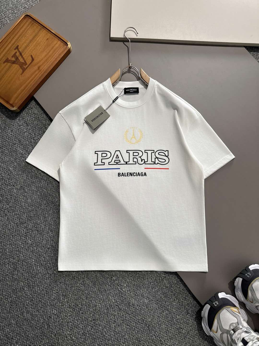 NO:126392,Balenciaga SS early spring new product, catwalk print cotton round neck short sleeve T-shirt, custom high-stack pure cotton fabric, front letter printed pattern, extremely recognizable. The upper body effect is explosive. The versatile item for thousands of years is true. The same style for men and women, full of details. Don’t hesitate, the versatile king of all seasons. The same style for men and women, two colors recommended. Size S-XL OS version. It is recommended to place an order. Balenciaga, T-shirt, tees, t-shirt, alexander wang19860909巴黎世家 SS早春新品 走秀款印花棉质圆领短袖 T恤,定制高支纯棉面料打造,前幅字母印花图案,辨识度极高.上身效果炸裂.万年百搭单品属实啦. 男女同款,细节元素满满. 不用犹豫啦, 四季的百搭王. 男女同款 两色推荐 尺码S-XL OS版 下单建议报身高体重,,balenciaga,T-shirt,tees，t-shirt,alexander wang,Men's clothing