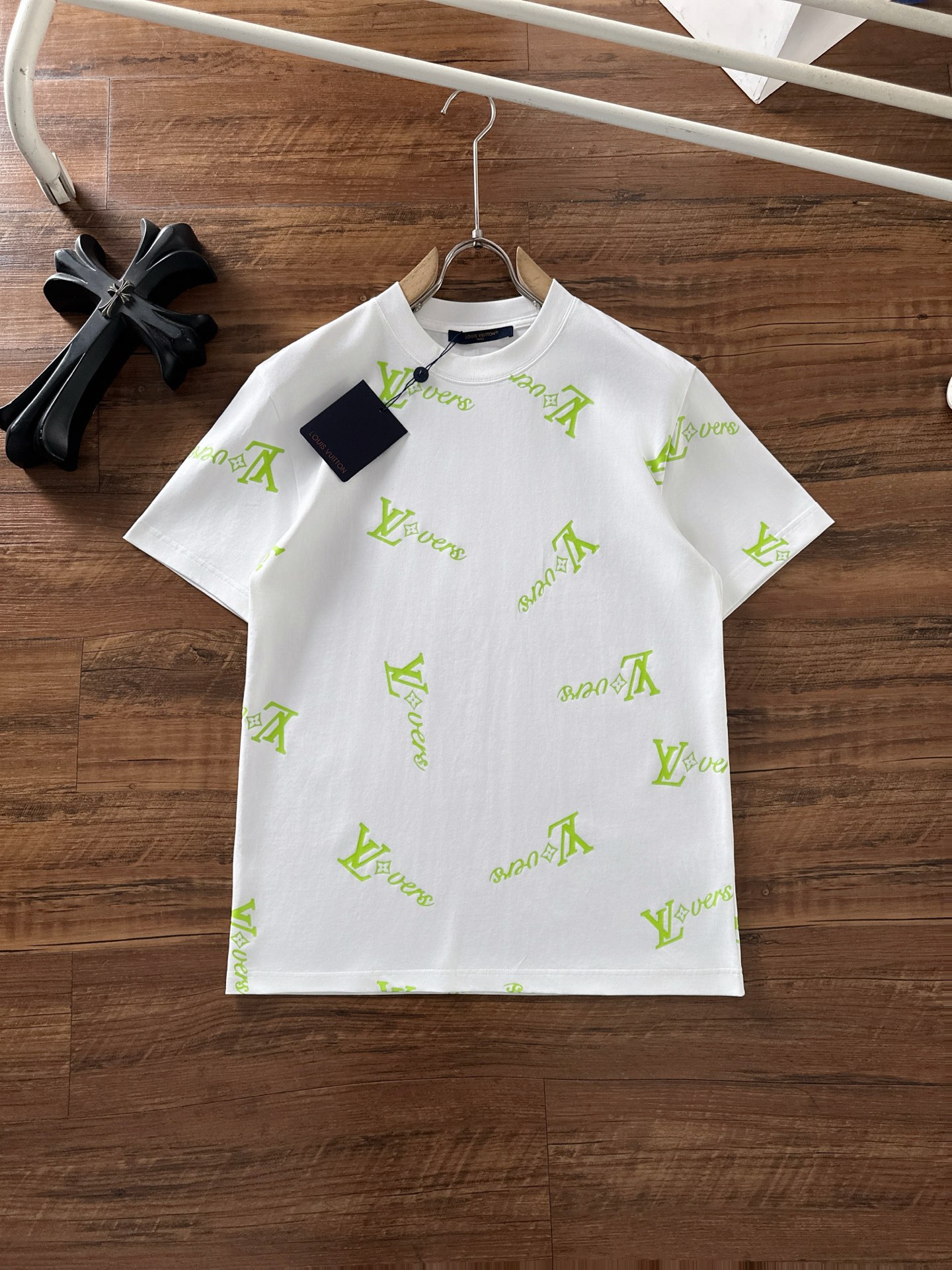 NO:123499,LV Early Spring New Men's and Women's Same Short-sleeved T-shirt,!  Customized exclusive pure cotton fabric, customized original craft threads, and chest heavy-work letter logo craft design!  Simple and generous, calm and versatile, extremely high-end, perfectly integrated with fashion and style, a top fashionable style that perfectly suits the outside wear!  The overall feeling is natural!  The ultimate classic versatile short-sleeved T-shirt is designed with the latest three-dimensional letter logo pattern elements!  The ultimate perfection of heavy industry!  Fans who pursue high quality are please buy them by themselves, and all fans who know the goods are invited to appreciate this model together!  !  Size S-2XL S S S Shoulder Width 46 Bust 102 Clothes 66 Sleeve length 22 M Sleeve width 47 Bust 106 Clothes 67 Sleeve length 23 L Sleeve width 48 Bust 110 Clothes 68 Sleeve length 24 XL Sleeve width 49 Bust 114 Clothes 69 Sleeve length 25 2XL Sleeve width 50 Bust 116 Clothes 70 Sleeve length 26,,louis vuitton,T-shirt,tees,t-shirt,alexander wang19860909LV 早春新款男女同款短袖T恤,！定制专属纯棉面料,定制原版工艺螺纹,胸前重工字母logo工艺设计！简约大方,从容百搭,档次极高,完美融入时尚还有风情感一款完美符合外穿的顶尖时髦气质款！整体给人浑然天成的感觉！极致经典的百搭型短袖T恤,采用最新的立体字母logo图案元素设计！极致的重工极致的完美！追求高品质的粉丝们请自行抢购,诚邀所有识货的粉丝一同鉴赏此款！！ 尺码S-2XL S码肩宽46 胸围102 衣长66 袖长22 M码肩宽47 胸围106 衣长67 袖长23 L码肩宽48 胸围110 衣长68 袖长24 XL码肩宽49 胸围114 衣长69 袖长25 2XL码肩宽50 胸围116 衣长70 袖长26,,louis vuitton,T-shirt,tees，t-shirt,alexander wang,Men's clothing