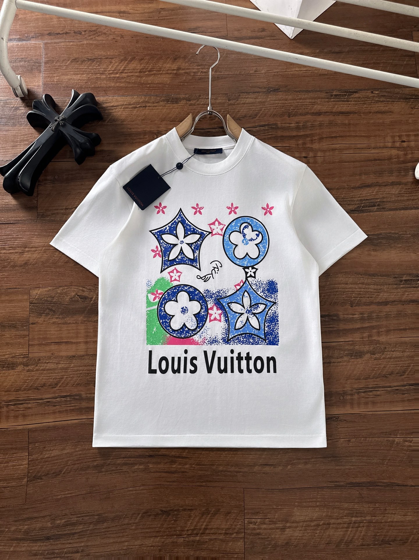 NO:123514,LV Early Spring New Men's and Women's Same Short-sleeved T-shirt,!  Customized exclusive pure cotton fabric, customized original craft threads, and chest heavy-work letter logo craft design!  Simple and generous, calm and versatile, extremely high-end, perfectly integrated with fashion and style, a top fashionable style that perfectly suits the outside wear!  The overall feeling is natural!  The ultimate classic versatile short-sleeved T-shirt is designed with the latest three-dimensional letter logo pattern elements!  The ultimate perfection of heavy industry!  Fans who pursue high quality are please buy them by themselves, and all fans who know the goods are invited to appreciate this model together!  !  Size S-2XL S S S Shoulder Width 46 Bust 102 Clothes 66 Sleeve length 22 M Sleeve width 47 Bust 106 Clothes 67 Sleeve length 23 L Sleeve width 48 Bust 110 Clothes 68 Sleeve length 24 XL Sleeve width 49 Bust 114 Clothes 69 Sleeve length 25 2XL Sleeve width 50 Bust 116 Clothes 70 Sleeve length 26,,louis vuitton,T-shirt,tees,t-shirt,alexander wang19860909LV 早春新款男女同款短袖T恤,！定制专属纯棉面料,定制原版工艺螺纹,胸前重工字母logo工艺设计！简约大方,从容百搭,档次极高,完美融入时尚还有风情感一款完美符合外穿的顶尖时髦气质款！整体给人浑然天成的感觉！极致经典的百搭型短袖T恤,采用最新的立体字母logo图案元素设计！极致的重工极致的完美！追求高品质的粉丝们请自行抢购,诚邀所有识货的粉丝一同鉴赏此款！！ 尺码S-2XL S码肩宽46 胸围102 衣长66 袖长22 M码肩宽47 胸围106 衣长67 袖长23 L码肩宽48 胸围110 衣长68 袖长24 XL码肩宽49 胸围114 衣长69 袖长25 2XL码肩宽50 胸围116 衣长70 袖长26,,louis vuitton,T-shirt,tees，t-shirt,alexander wang,Men's clothing