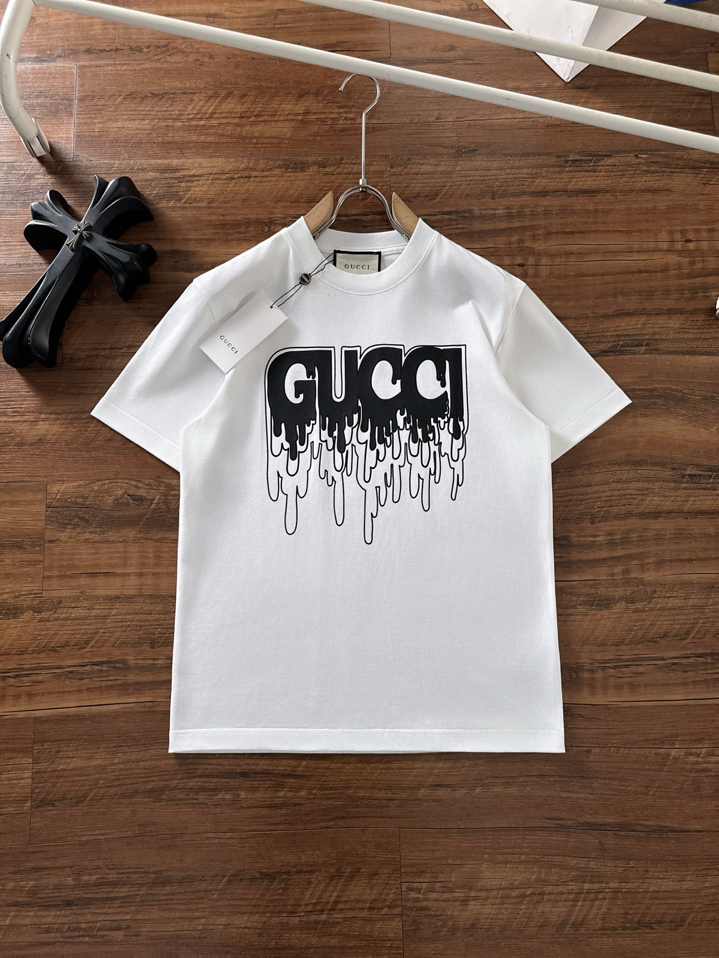 NO:123498,Guqi, the new short-sleeved T-shirt for men and women in the early spring,!  Customized exclusive pure cotton fabric, customized original craft threads, and chest heavy-work letter logo craft design!  Simple and generous, calm and versatile, extremely high-end, perfectly integrated with fashion and style, a top fashionable style that perfectly suits the outside wear!  The overall feeling is natural!  The ultimate classic versatile short-sleeved T-shirt is designed with the latest three-dimensional letter logo pattern elements!  The ultimate perfection of heavy industry!  Fans who pursue high quality are please buy them by themselves, and all fans who know the goods are invited to appreciate this model together!  !  Size S-2XL S S S Shoulder Width 46 Bust 102 Clothes 66 Sleeve length 22 M Sleeve width 47 Bust 106 Clothes 67 Sleeve length 23 L Sleeve width 48 Bust 110 Clothes 68 Sleeve length 24 XL Sleeve width 49 Bust 114 Clothes 69 Sleeve length 25 2XL Sleeve width 50 Bust 116 Clothes 70 Sleeve length 26,,T-shirt,tees,t-shirt,alexander wang19860909古奇 早春新款男女同款短袖T恤,！定制专属纯棉面料,定制原版工艺螺纹,胸前重工字母logo工艺设计！简约大方,从容百搭,档次极高,完美融入时尚还有风情感一款完美符合外穿的顶尖时髦气质款！整体给人浑然天成的感觉！极致经典的百搭型短袖T恤,采用最新的立体字母logo图案元素设计！极致的重工极致的完美！追求高品质的粉丝们请自行抢购,诚邀所有识货的粉丝一同鉴赏此款！！ 尺码S-2XL S码肩宽46 胸围102 衣长66 袖长22 M码肩宽47 胸围106 衣长67 袖长23 L码肩宽48 胸围110 衣长68 袖长24 XL码肩宽49 胸围114 衣长69 袖长25 2XL码肩宽50 胸围116 衣长70 袖长26,,T-shirt,tees，t-shirt,alexander wang,Men's clothing