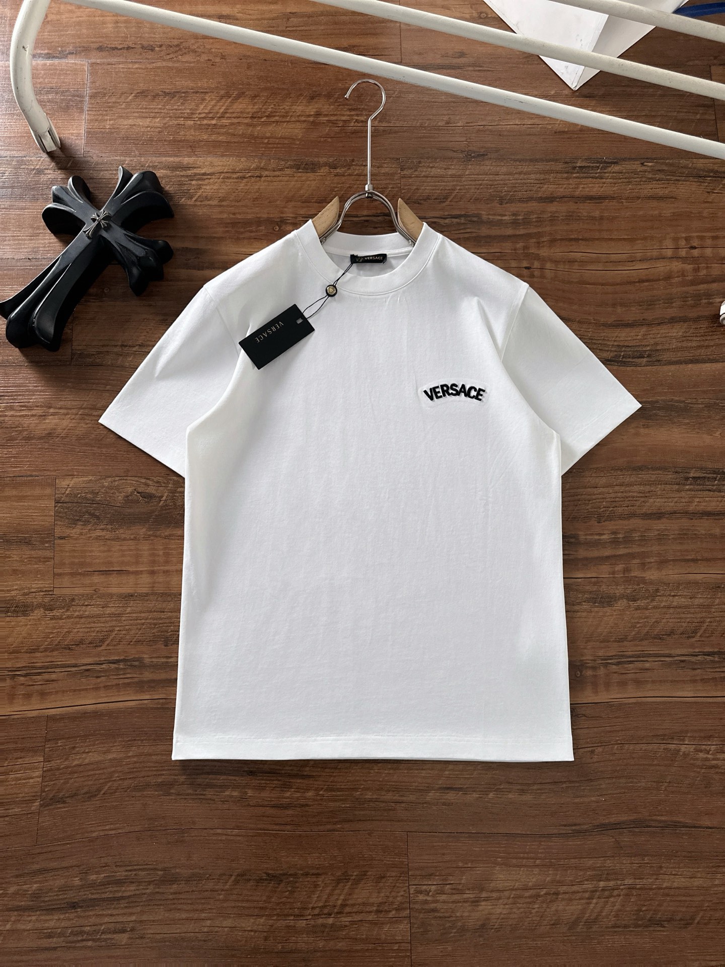 NO:475970,Versace 2025 Early Spring Latest Short-sleeved T-shirt, original logo Customized fabric, soft feel, comfortable to wear, fine workmanship. The upper body effect is invincible and handsome, size S-2xl, versace, T-shirt, tees, t-shirt, alexander wang19860909范思哲 2025早春 最新款短袖T恤,原标 定制面料,手感柔软,穿着舒适,做工精细.上身效果无敌帅气, 码数 S-2xl,,versace,T-shirt,tees，t-shirt,alexander wang,Men's clothing