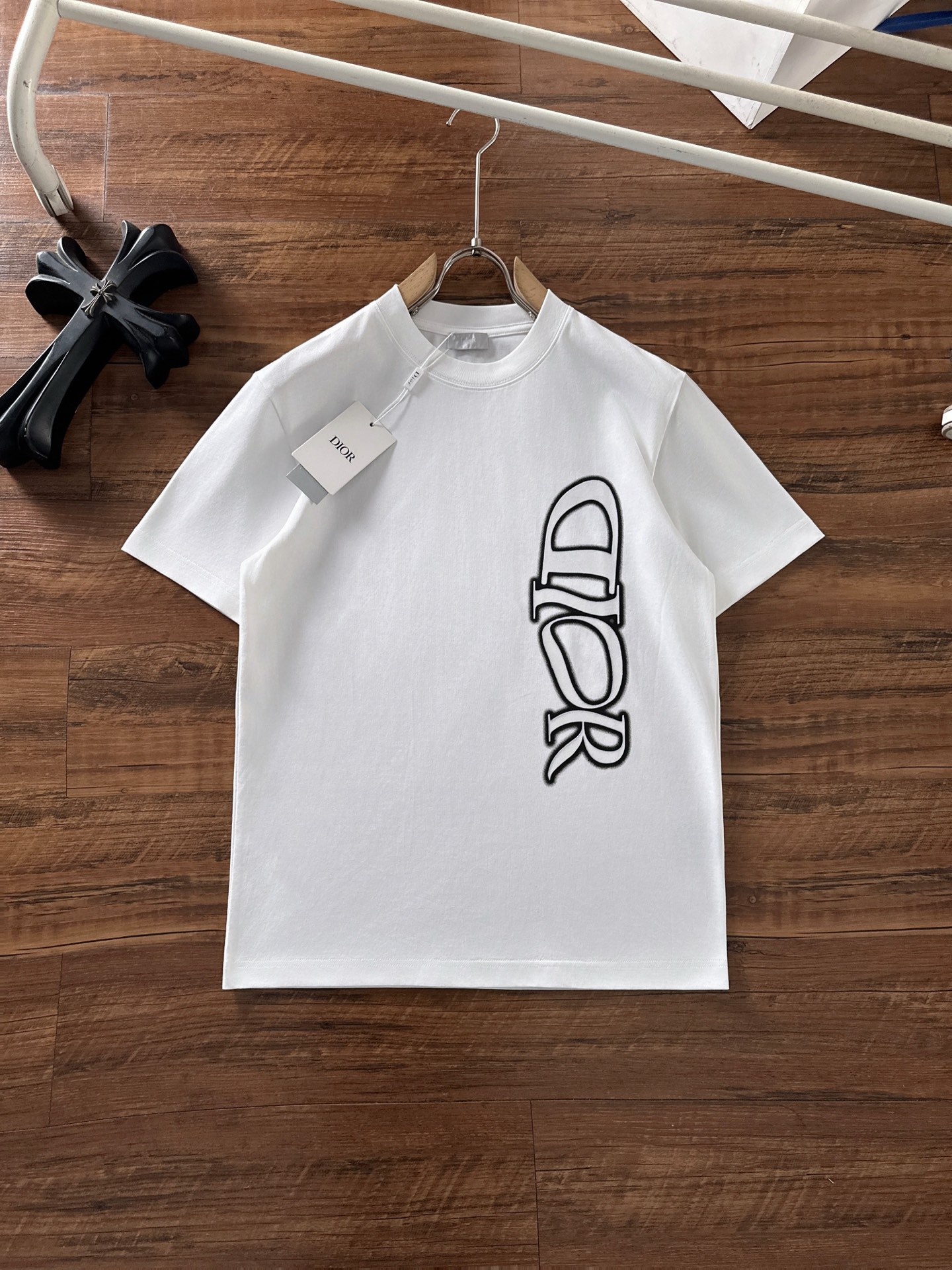 NO:475964,Dior 2025 Early Spring Latest Short-sleeved T-shirt, original logo Customized fabric, soft feel, comfortable to wear, fine workmanship. The upper body effect is invincible and handsome, size S-2xl,,dior,T-shirt,tees,t-shirt,alexander wang19860909迪奥 2025早春 最新款短袖T恤,原标 定制面料,手感柔软,穿着舒适,做工精细.上身效果无敌帅气, 码数 S-2xl,,dior,T-shirt,tees，t-shirt,alexander wang,Men's clothing