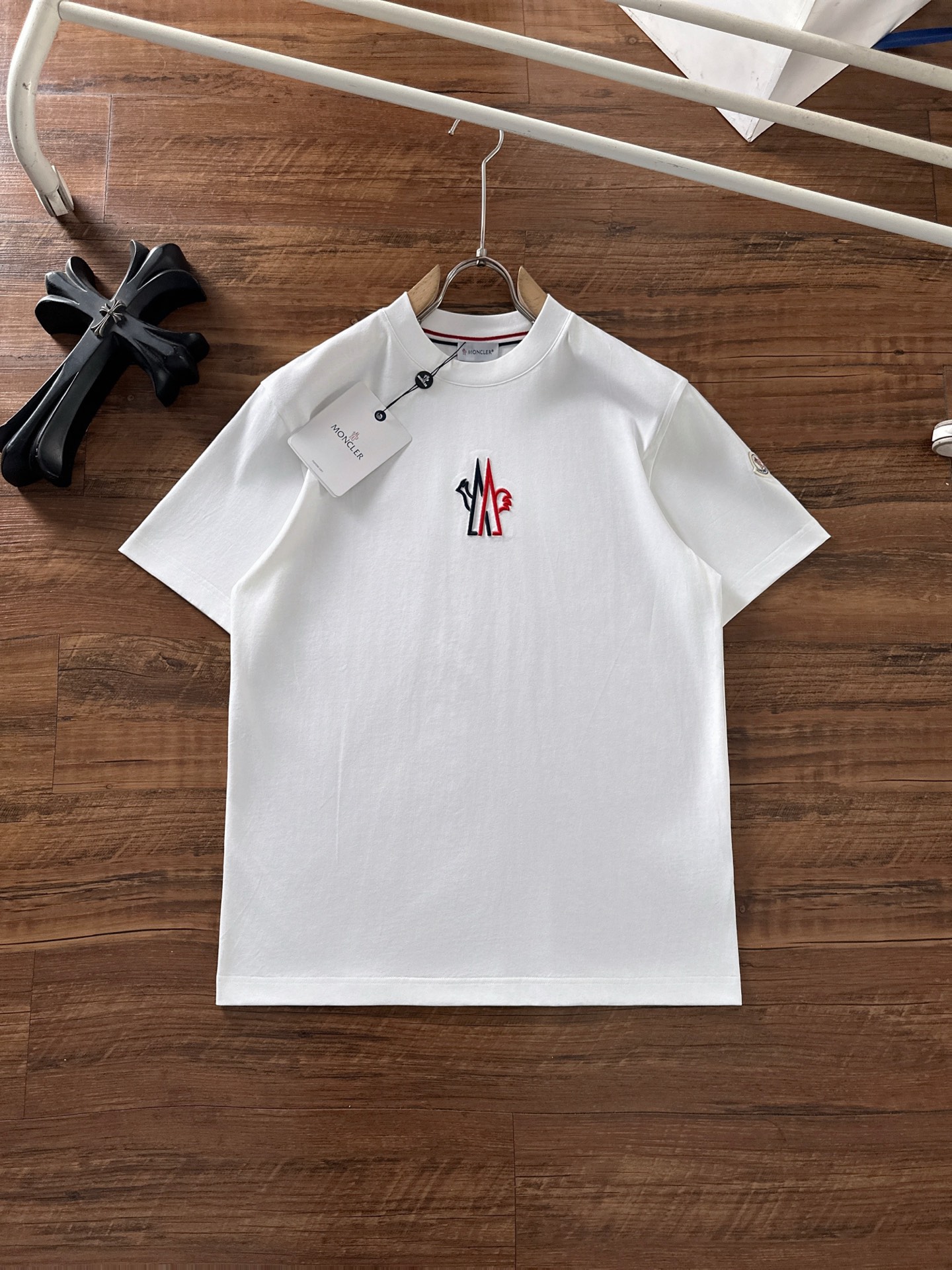 NO:123505,A new short-sleeved T-shirt for men and women in the same style as the masked mouth in the early spring!  Customized exclusive pure cotton fabric, customized original craft threads, and chest heavy-work letter logo craft design!  Simple and generous, calm and versatile, extremely high-end, perfectly integrated with fashion and style, a top fashionable style that perfectly suits the outside wear!  The overall feeling is natural!  The ultimate classic versatile short-sleeved T-shirt is designed with the latest three-dimensional letter logo pattern elements!  The ultimate perfection of heavy industry!  Fans who pursue high quality are please buy them by themselves, and all fans who know the goods are invited to appreciate this model together!  !  Size S-2XL S S S Shoulder Width 46 Bust 102 Clothes 66 Sleeve length 22 M Sleeve width 47 Bust 106 Clothes 67 Sleeve length 23 L Sleeve width 48 Bust 110 Clothes 68 Sleeve length 24 XL Sleeve width 49 Bust 114 Clothes 69 Sleeve length 25 2XL Sleeve width 50 Bust 116 Clothes 70 Sleeve length 26, Moncler, T-shirt,tees, t-shirt,alexander wang19860909蒙口 早春新款男女同款短袖T恤,！定制专属纯棉面料,定制原版工艺螺纹,胸前重工字母logo工艺设计！简约大方,从容百搭,档次极高,完美融入时尚还有风情感一款完美符合外穿的顶尖时髦气质款！整体给人浑然天成的感觉！极致经典的百搭型短袖T恤,采用最新的立体字母logo图案元素设计！极致的重工极致的完美！追求高品质的粉丝们请自行抢购,诚邀所有识货的粉丝一同鉴赏此款！！ 尺码S-2XL S码肩宽46 胸围102 衣长66 袖长22 M码肩宽47 胸围106 衣长67 袖长23 L码肩宽48 胸围110 衣长68 袖长24 XL码肩宽49 胸围114 衣长69 袖长25 2XL码肩宽50 胸围116 衣长70 袖长26,,Moncler,T-shirt,tees，t-shirt,alexander wang,Men's clothing