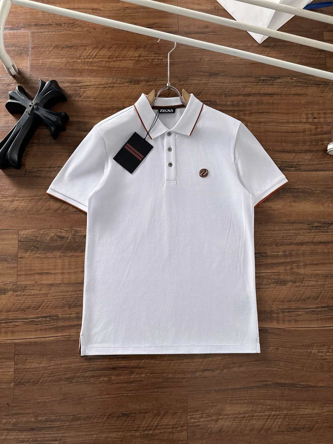 NO:475952,Zenia's new spring and summer 2025 polo collar short-sleeved series. Selected top-grade mercerized bead floor cotton fabrics, complete with three standards!  Fashionable brand elements logo design, the upper body style is excellent, the fabric is delicate, comfortable and breathable, and it is super good-looking and must-have for fashionable men!  Size M-3XL, zegna, T-shirt, alexander wang19860909杰尼亚 2025春夏新款polo领短袖系列.精选顶级丝光珠地棉面料,三标齐全！时尚大牌元素logo工艺设计,上身版型超赞,面料细腻舒适透气,随意搭配都超级好看时尚型男必备款哦！尺码M-3XL,,zegna,T-shirt,alexander wang,Men's clothing