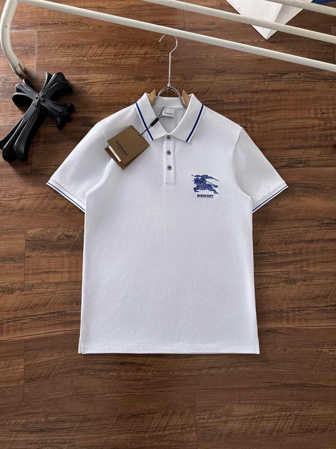 NO:475998,Burberry's new spring and summer 2025 polo collar short-sleeved series. Selected top-grade mercerized bead floor cotton fabrics, complete with three standards!  Fashionable brand elements logo design, the upper body style is excellent, the fabric is delicate, comfortable and breathable, and it is super good-looking and must-have for fashionable men!  Size M-3XL, Burberry, T-shirt, alexander wang19860909巴宝莉 2025春夏新款polo领短袖系列.精选顶级丝光珠地棉面料,三标齐全！时尚大牌元素logo工艺设计,上身版型超赞,面料细腻舒适透气,随意搭配都超级好看时尚型男必备款哦！尺码M-3XL,,burberry,T-shirt,alexander wang,Men's clothing