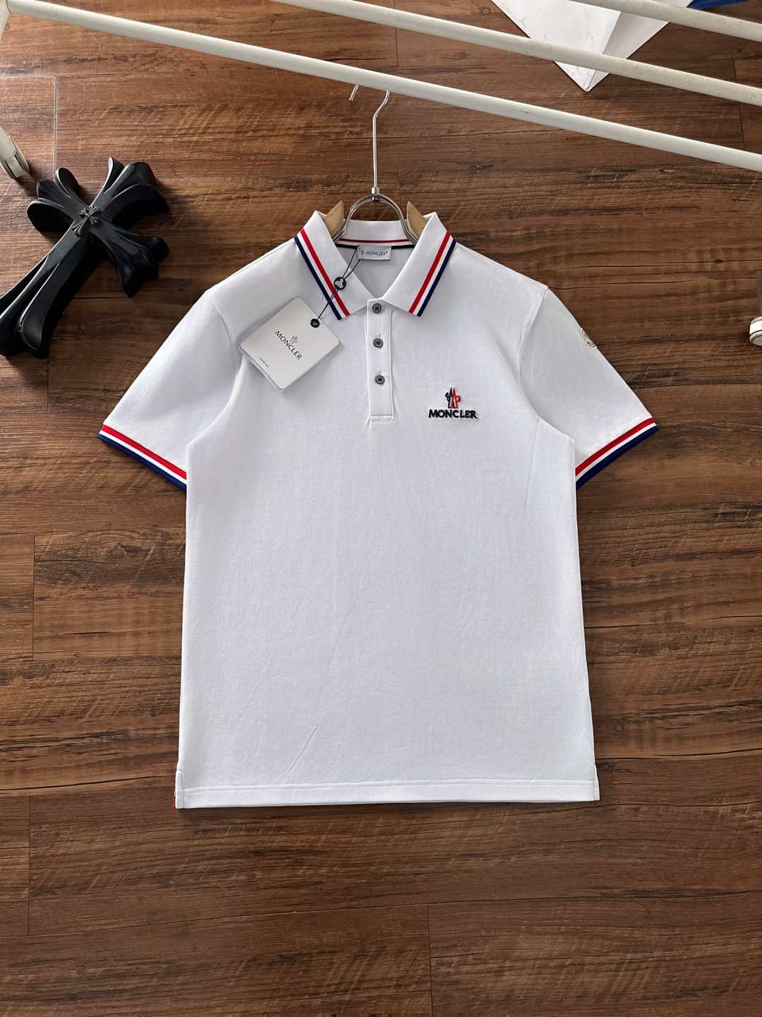 NO:475991,The new polo collar short-sleeved series of 2025 spring and summer. Selected top-grade mercerized bead floor cotton fabrics, complete with three specifications!  Fashionable brand elements logo design, the upper body style is excellent, the fabric is delicate, comfortable and breathable, and it is super good-looking and must-have for fashionable men!  Size M-3XL, Moncler, T-shirt, alexander wang19860909蒙口 2025春夏新款polo领短袖系列.精选顶级丝光珠地棉面料,三标齐全！时尚大牌元素logo工艺设计,上身版型超赞,面料细腻舒适透气,随意搭配都超级好看时尚型男必备款哦！尺码M-3XL,,Moncler,T-shirt,alexander wang,Men's clothing