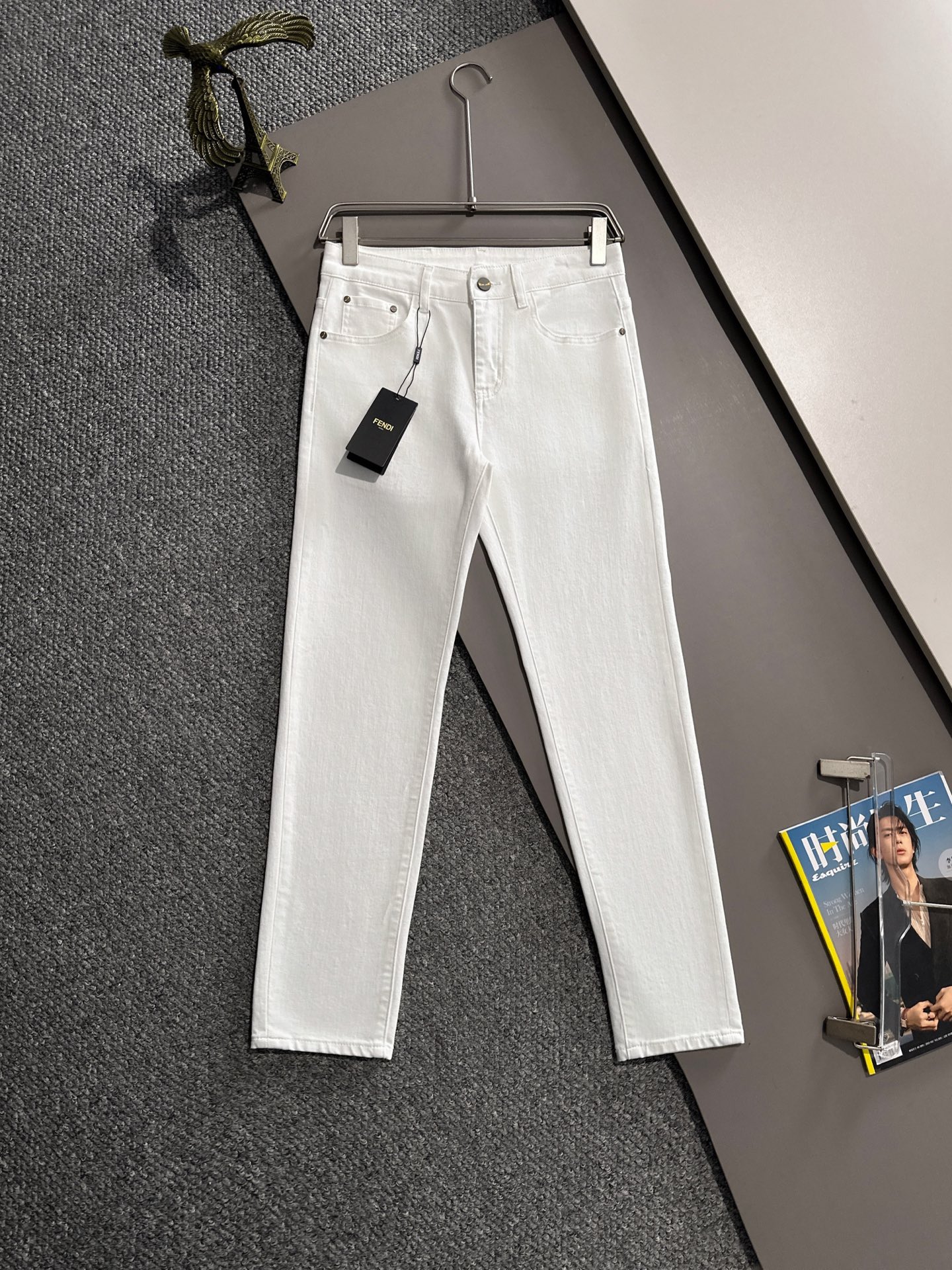 Fendi 2025 nueva colección de todas las estaciones pantalones vaqueros ajustados con bolsillos de ladrillo, tela de mez…