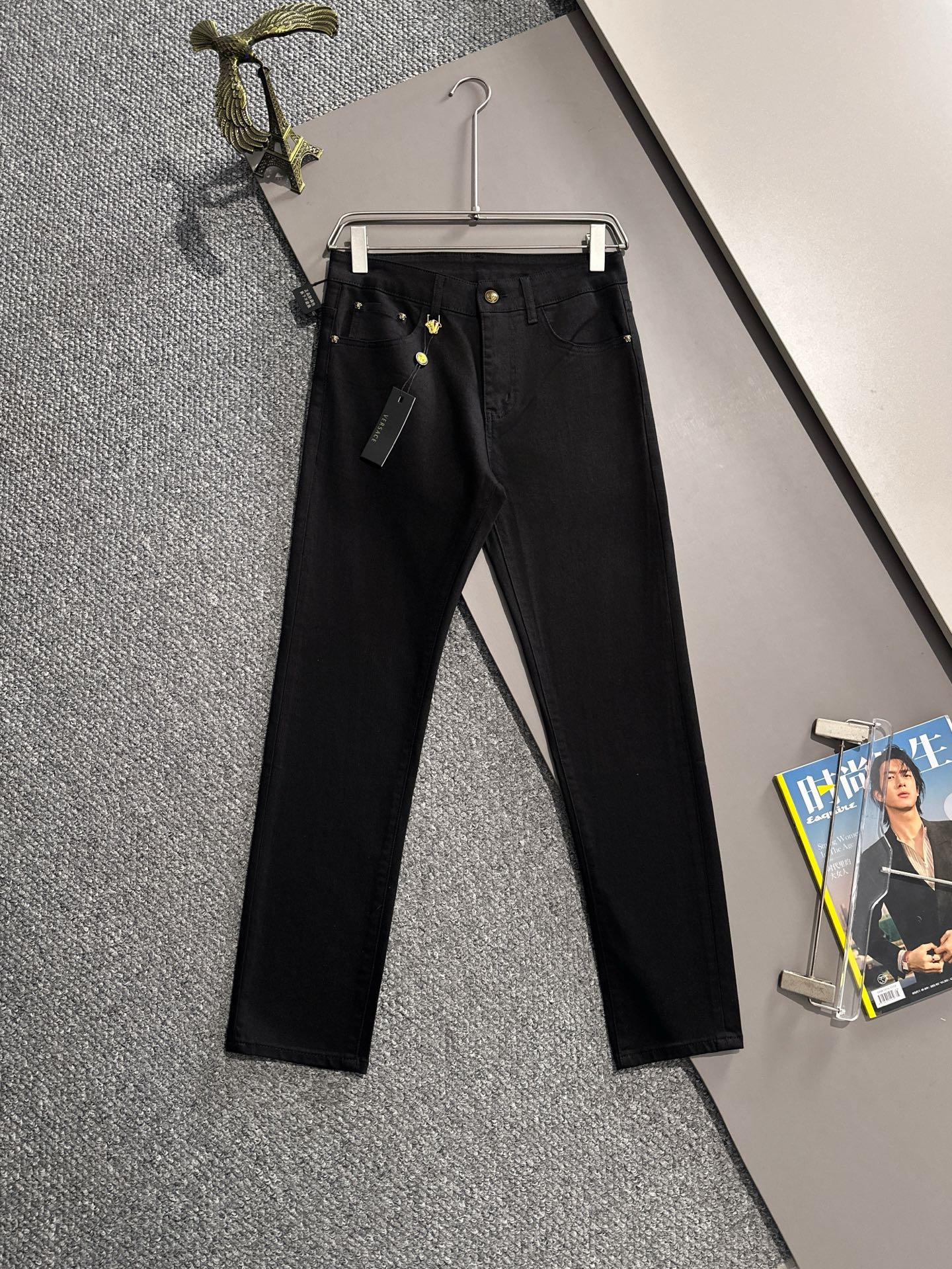 Pantalones vaqueros ajustados de la nueva colección de Versace 2025 de cuatro estaciones, con bolsillos de ladrillo, co…
