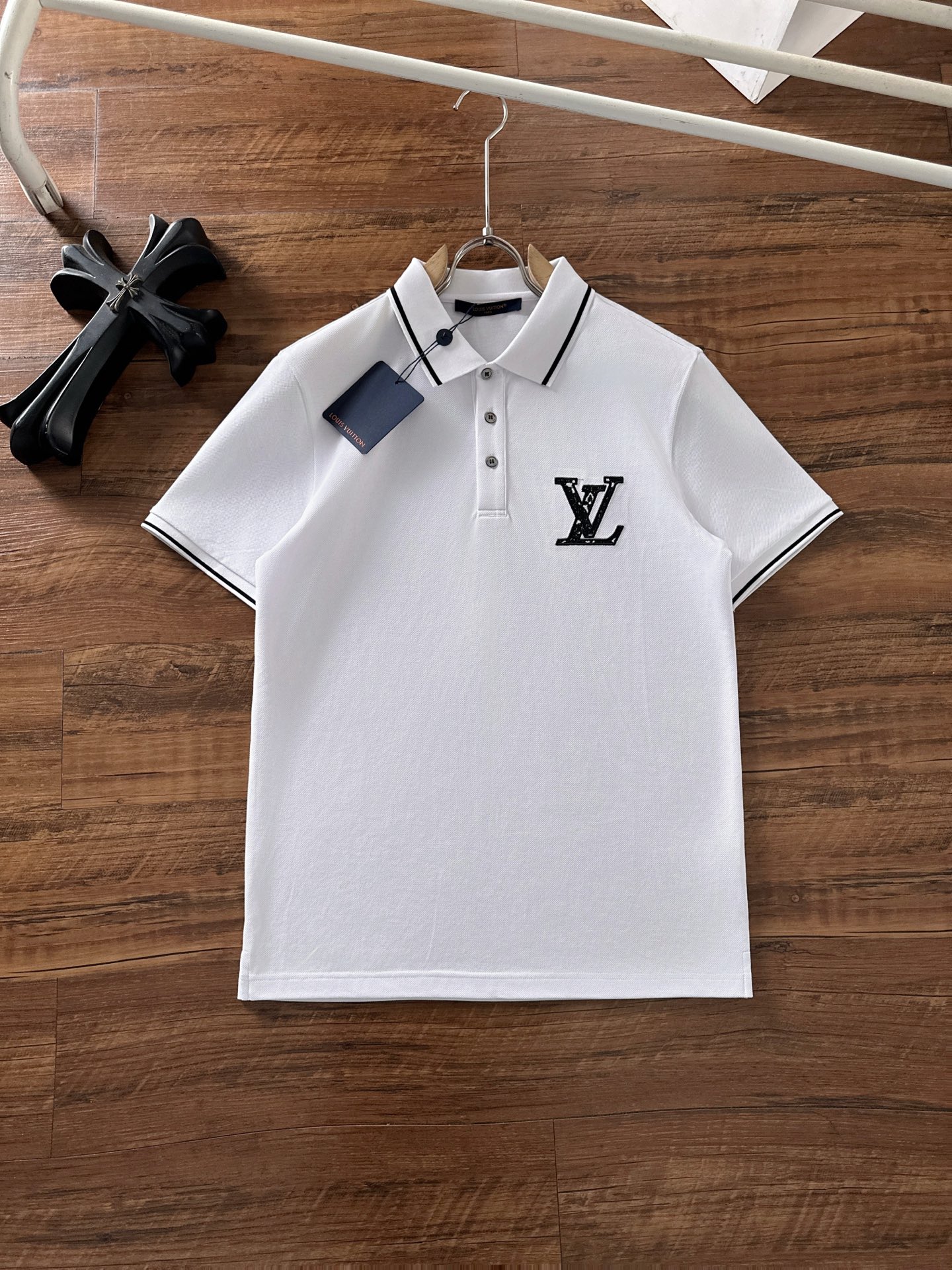 NO:475984,LV 2025 spring and summer new polo collar short-sleeved series. Selected top-grade mercerized bead floor cotton fabrics, complete with three specifications!  Fashionable brand elements logo design, the upper body style is excellent, the fabric is delicate, comfortable and breathable, and it is super good-looking and must-have for fashionable men!  Size M-3XL, louis vuitton, T-shirt, alexander wang19860909LV 2025春夏新款polo领短袖系列.精选顶级丝光珠地棉面料,三标齐全！时尚大牌元素logo工艺设计,上身版型超赞,面料细腻舒适透气,随意搭配都超级好看时尚型男必备款哦！尺码M-3XL,,louis vuitton,T-shirt,alexander wang,Men's clothing