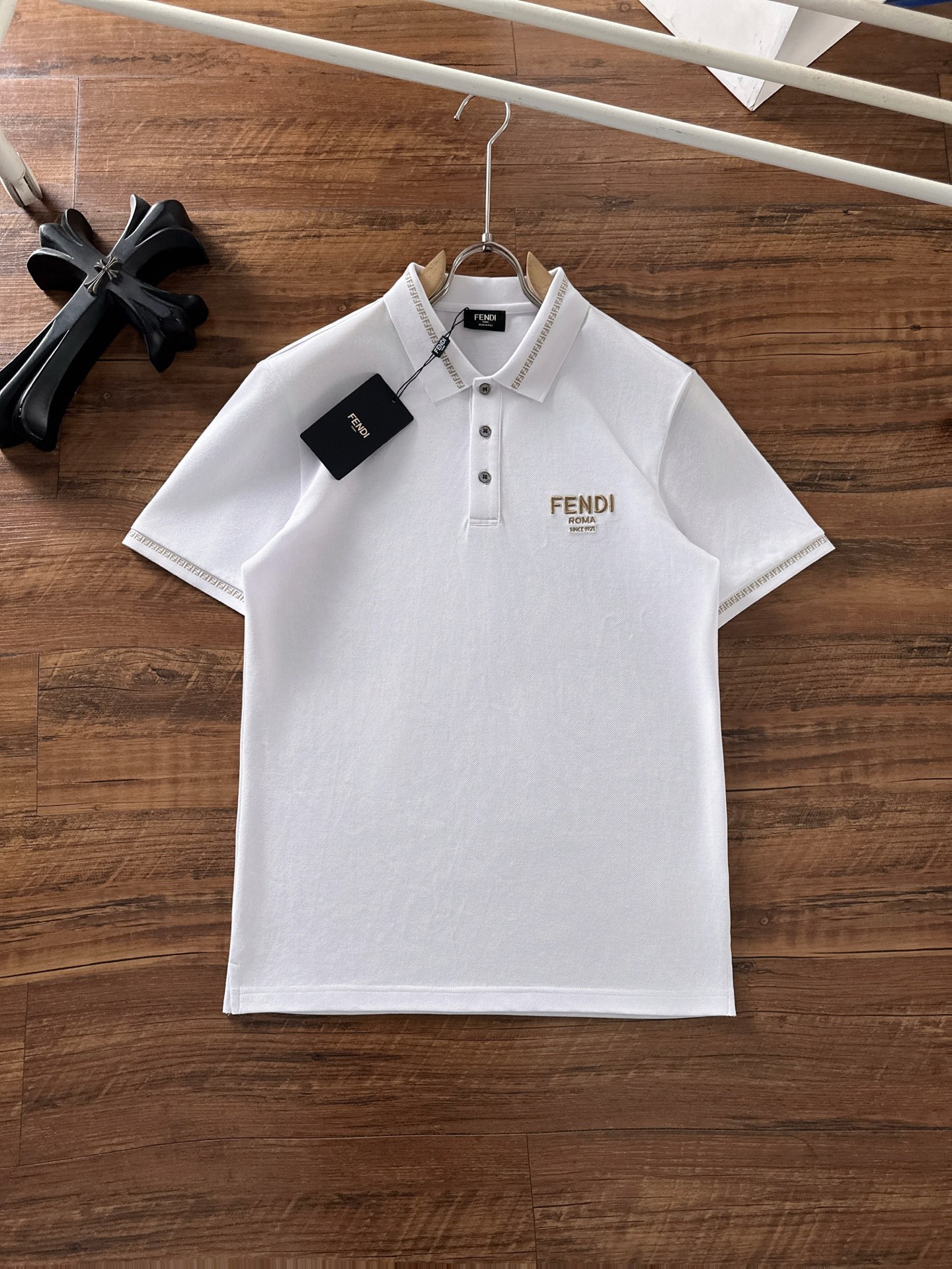 NO:475974,Fendi 2025 spring and summer new polo collar short-sleeved series. Selected top-grade mercerized bead floor cotton fabrics, complete with three standards!  Fashionable brand elements logo design, the upper body style is excellent, the fabric is delicate, comfortable and breathable, and it is super good-looking and must-have for fashionable men!  Size M-3XL, fendi, T-shirt, alexander wang19860909芬迪 2025春夏新款polo领短袖系列.精选顶级丝光珠地棉面料,三标齐全！时尚大牌元素logo工艺设计,上身版型超赞,面料细腻舒适透气,随意搭配都超级好看时尚型男必备款哦！尺码M-3XL,,fendi,T-shirt,alexander wang,Men's clothing