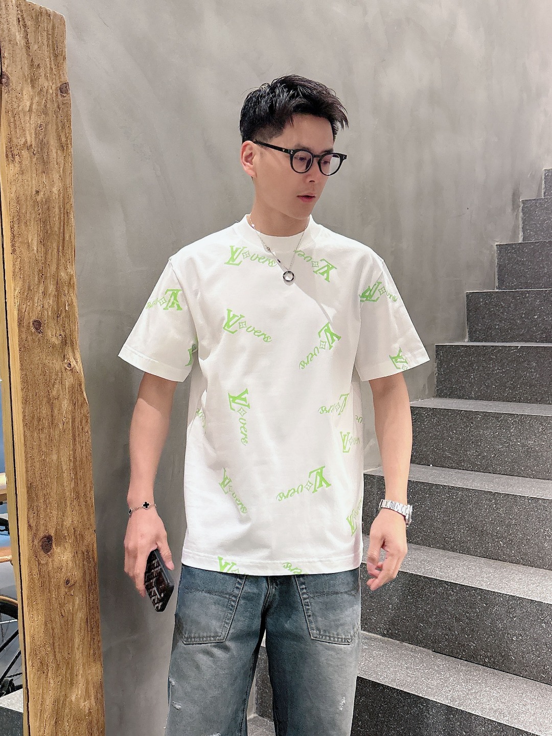 NO:493207,LV spring and summer new men and women's short-sleeved T-shirt,!  Customized exclusive pure cotton fabric, customized original craft threads, and chest heavy-work letter logo craft design!  Simple and generous, calm and versatile, extremely high-end, perfectly integrated with fashion and style, a top fashionable style that perfectly suits the outside wear!  The overall feeling is natural!  The ultimate classic versatile short-sleeved T-shirt is designed with the latest three-dimensional letter logo pattern elements!  The ultimate perfection of heavy industry!  Fans who pursue high quality are please buy them by themselves, and all fans who know the goods are invited to appreciate this model together!  !  Size S-2XL S S S Shoulder Width 46 Bust 102 Clothes 66 Sleeve length 22 M Sleeve width 47 Bust 106 Clothes 67 Sleeve length 23 L Sleeve width 48 Bust 110 Clothes 68 Sleeve length 24 XL Sleeve width 49 Bust 114 Clothes 69 Sleeve length 25 2XL Sleeve width 50 Bust 116 Clothes 70 Sleeve length 26,,louis vuitton,T-shirt,tees,t-shirt,alexander wang19860909LV 春夏新款男女同款短袖T恤,！定制专属纯棉面料,定制原版工艺螺纹,胸前重工字母logo工艺设计！简约大方,从容百搭,档次极高,完美融入时尚还有风情感一款完美符合外穿的顶尖时髦气质款！整体给人浑然天成的感觉！极致经典的百搭型短袖T恤,采用最新的立体字母logo图案元素设计！极致的重工极致的完美！追求高品质的粉丝们请自行抢购,诚邀所有识货的粉丝一同鉴赏此款！！ 尺码S-2XL S码肩宽46 胸围102 衣长66 袖长22 M码肩宽47 胸围106 衣长67 袖长23 L码肩宽48 胸围110 衣长68 袖长24 XL码肩宽49 胸围114 衣长69 袖长25 2XL码肩宽50 胸围116 衣长70 袖长26,,louis vuitton,T-shirt,tees，t-shirt,alexander wang,Men's clothing