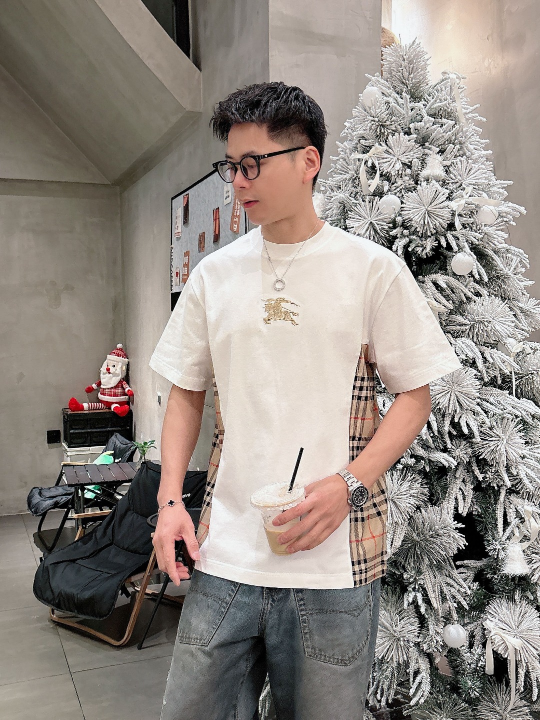 NO:493213,Burberry Spring and Summer Latest short-sleeved T-shirt, original custom fabric, soft feel, comfortable to wear, fine workmanship. The upper body effect is invincible and handsome, size S-2xl, burberry, T-shirt, tees, t-shirt, alexander wang19860909巴宝莉 春夏 最新款短袖T恤,原标 定制面料,手感柔软,穿着舒适,做工精细.上身效果无敌帅气, 码数 S-2xl,,burberry,T-shirt,tees，t-shirt,alexander wang,Men's clothing