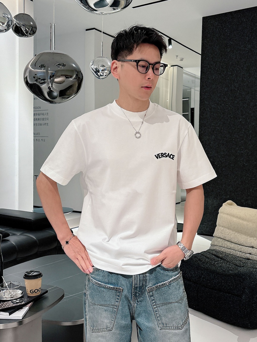 NO:160404,Versace 2025 Spring and Summer Latest short-sleeved T-shirt, original logo Customized fabric, soft feel, comfortable to wear, fine workmanship. The upper body effect is invincible and handsome, size S-2xl, versace, T-shirt, tees, t-shirt, alexander wang19860909范思哲 2025春夏 最新款短袖T恤,原标 定制面料,手感柔软,穿着舒适,做工精细.上身效果无敌帅气, 码数 S-2xl,,versace,T-shirt,tees，t-shirt,alexander wang,Men's clothing