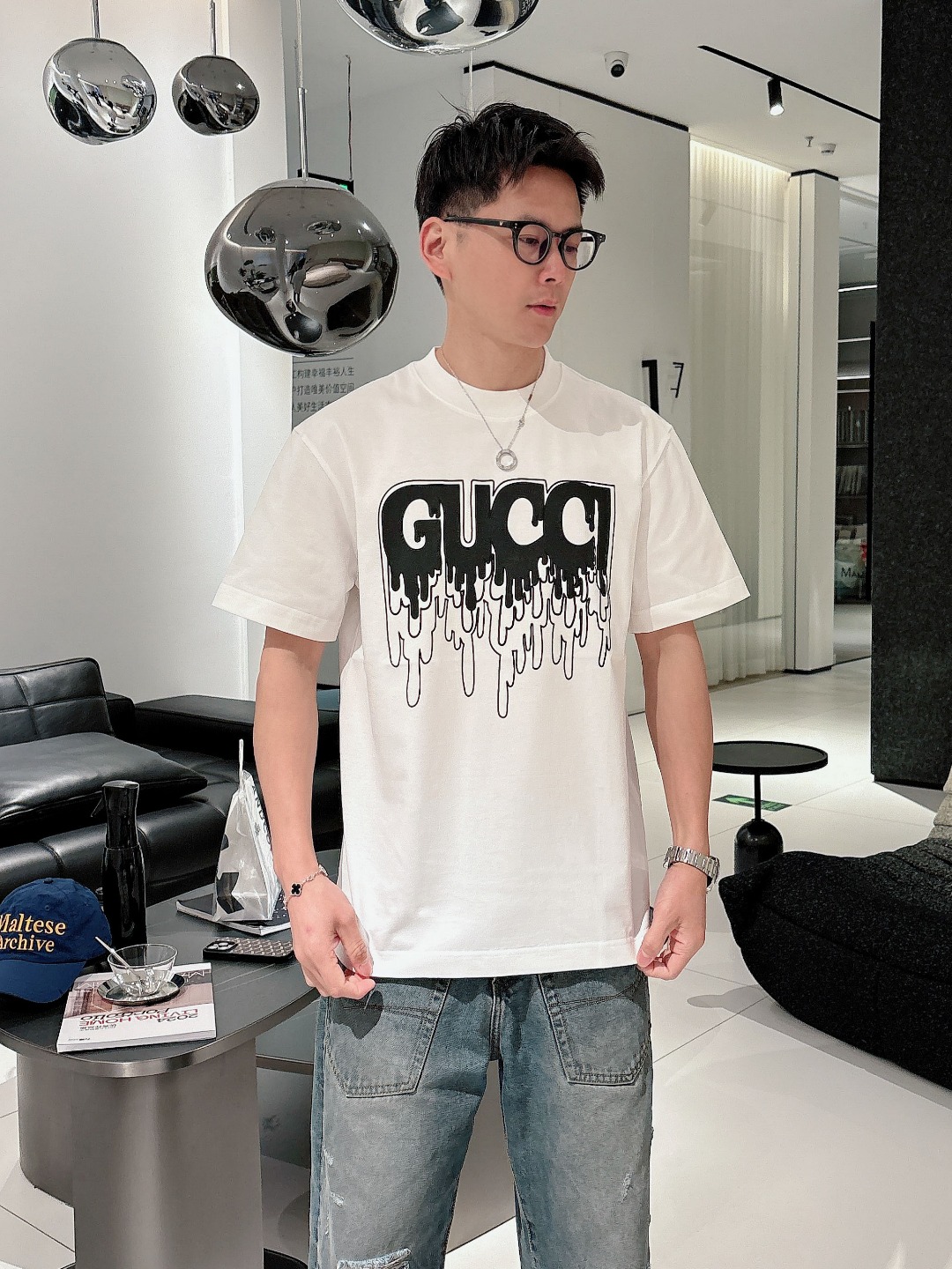 NO:493190,Guqi, a new short-sleeved T-shirt for men and women in spring and summer,!  Customized exclusive pure cotton fabric, customized original craft threads, and chest heavy-work letter logo craft design!  Simple and generous, calm and versatile, extremely high-end, perfectly integrated with fashion and style, a top fashionable style that perfectly suits the outside wear!  The overall feeling is natural!  The ultimate classic versatile short-sleeved T-shirt is designed with the latest three-dimensional letter logo pattern elements!  The ultimate perfection of heavy industry!  Fans who pursue high quality are please buy them by themselves, and all fans who know the goods are invited to appreciate this model together!  !  Size S-2XL S S S Shoulder Width 46 Bust 102 Clothes 66 Sleeve length 22 M Sleeve width 47 Bust 106 Clothes 67 Sleeve length 23 L Sleeve width 48 Bust 110 Clothes 68 Sleeve length 24 XL Sleeve width 49 Bust 114 Clothes 69 Sleeve length 25 2XL Sleeve width 50 Bust 116 Clothes 70 Sleeve length 26,,T-shirt,tees,t-shirt,alexander wang19860909古奇 春夏新款男女同款短袖T恤,！定制专属纯棉面料,定制原版工艺螺纹,胸前重工字母logo工艺设计！简约大方,从容百搭,档次极高,完美融入时尚还有风情感一款完美符合外穿的顶尖时髦气质款！整体给人浑然天成的感觉！极致经典的百搭型短袖T恤,采用最新的立体字母logo图案元素设计！极致的重工极致的完美！追求高品质的粉丝们请自行抢购,诚邀所有识货的粉丝一同鉴赏此款！！ 尺码S-2XL S码肩宽46 胸围102 衣长66 袖长22 M码肩宽47 胸围106 衣长67 袖长23 L码肩宽48 胸围110 衣长68 袖长24 XL码肩宽49 胸围114 衣长69 袖长25 2XL码肩宽50 胸围116 衣长70 袖长26,,T-shirt,tees，t-shirt,alexander wang,Men's clothing